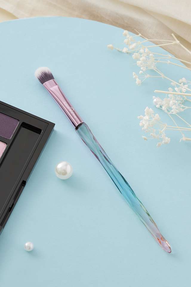 Holographic-Eyeshadow-Blending-Brush
