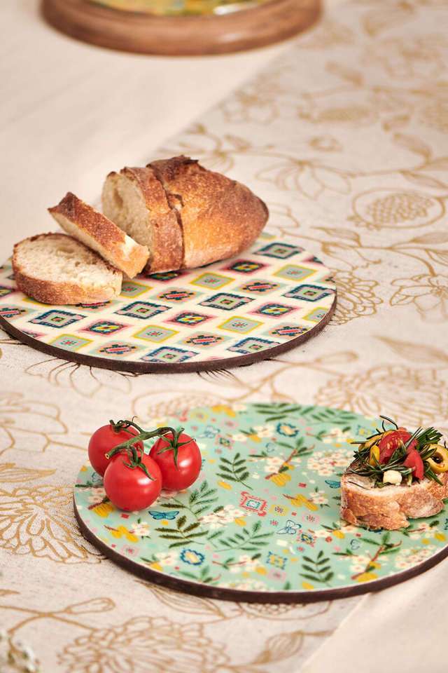 Country-Wooden-Round-Trivets--Farm-Garden Green -Ikkat -8-x-8 -Set-of-2