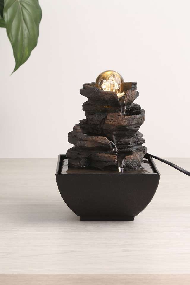 3-Pot-Abstract-Fountain-with-Yellow-Light