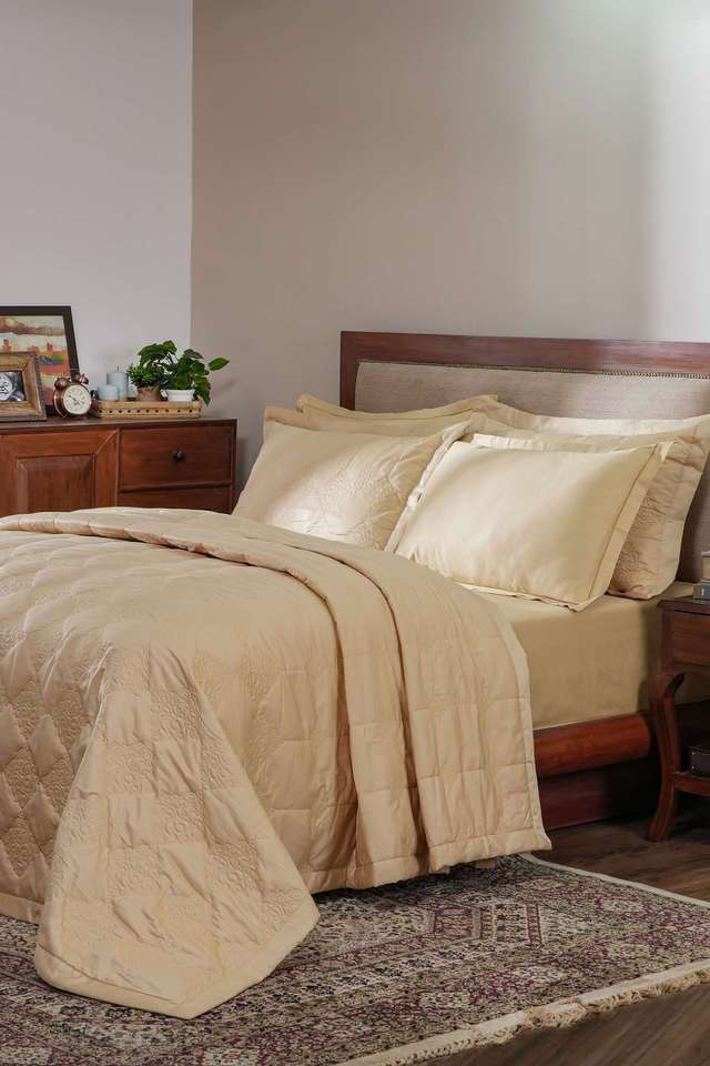 Vintage-Utopian-Regan-Frill-Liner-Gold-Double-Quilt