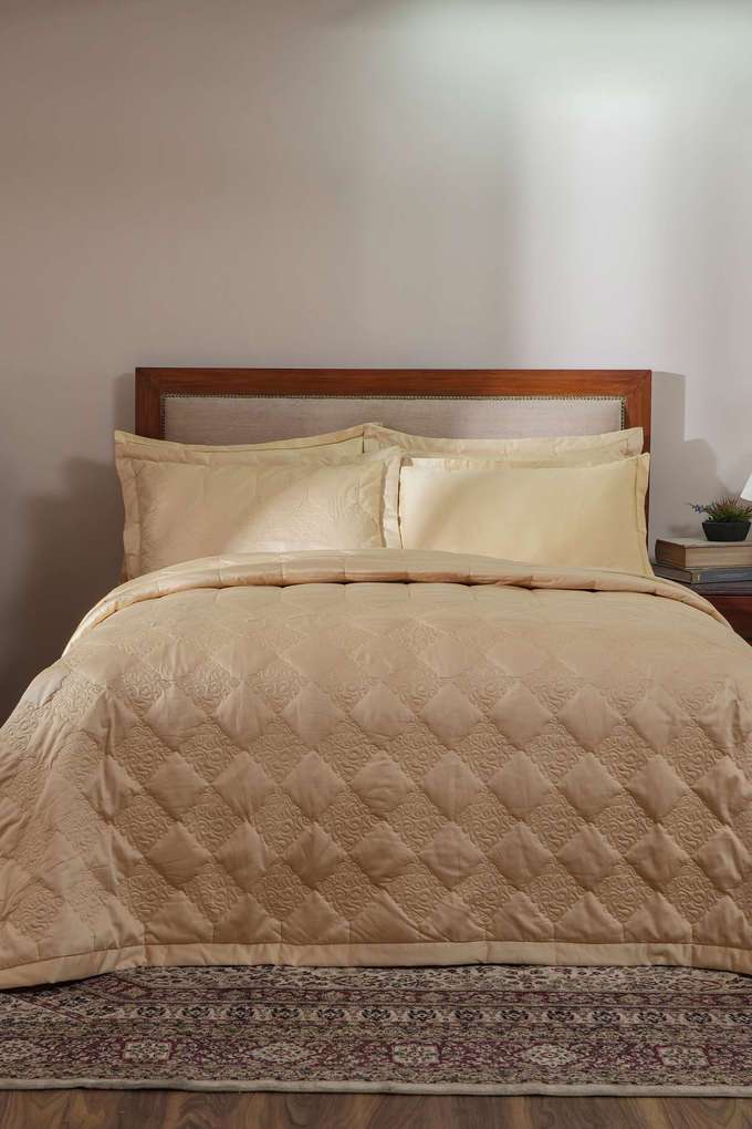 Vintage-Utopian-Regan-Frill-Liner-Gold-Double-Quilt