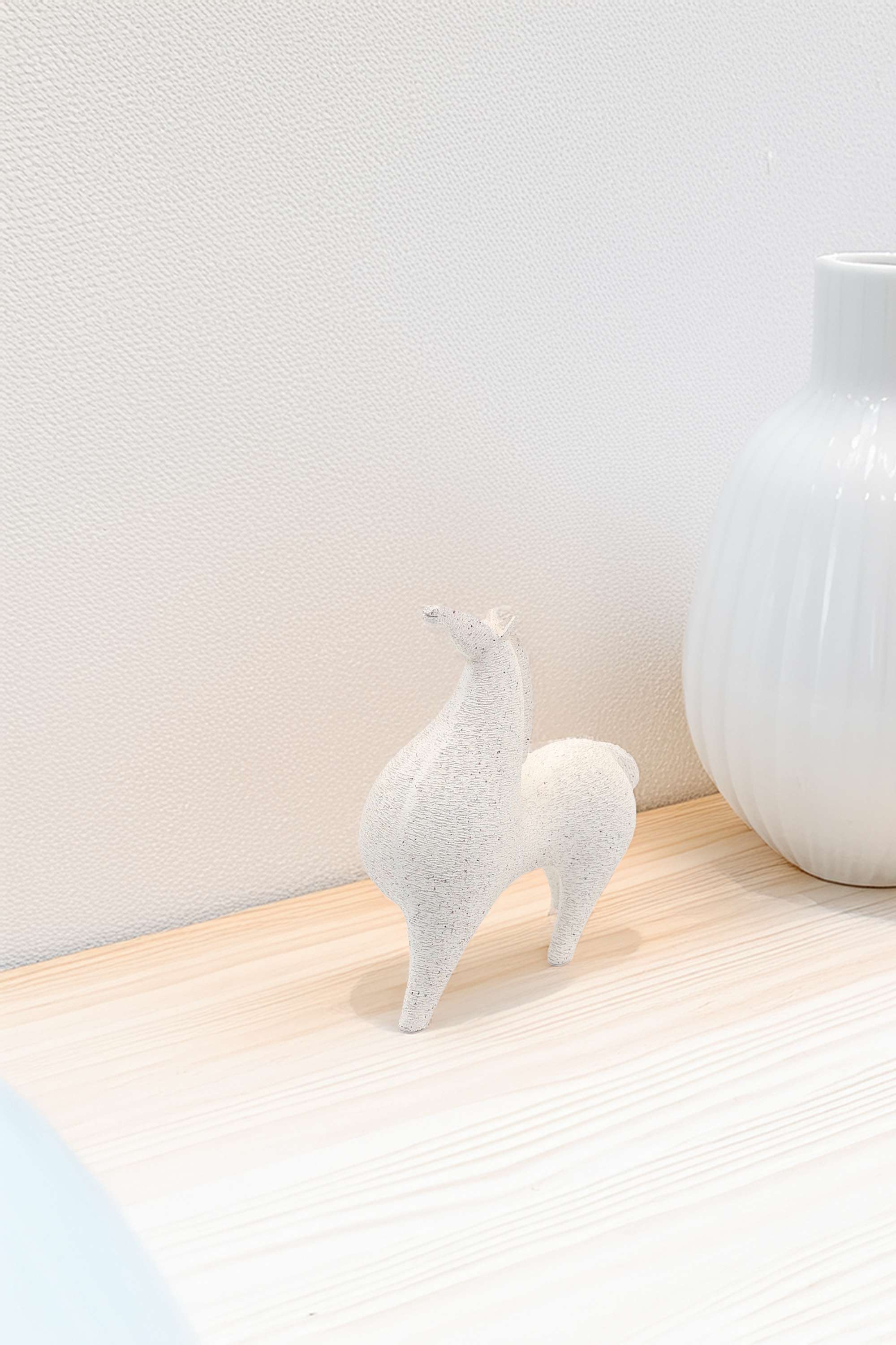 Modern-Happy-Horse-Figurine-22-cm