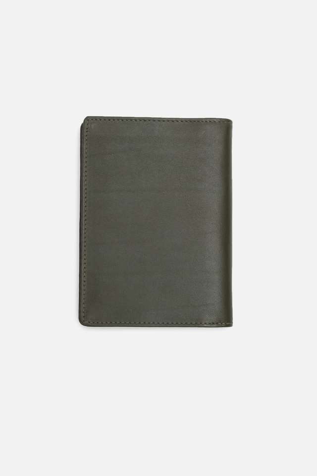 Bi-Fold-Leather-Men-s-Formal-Wear-Passport-Holder