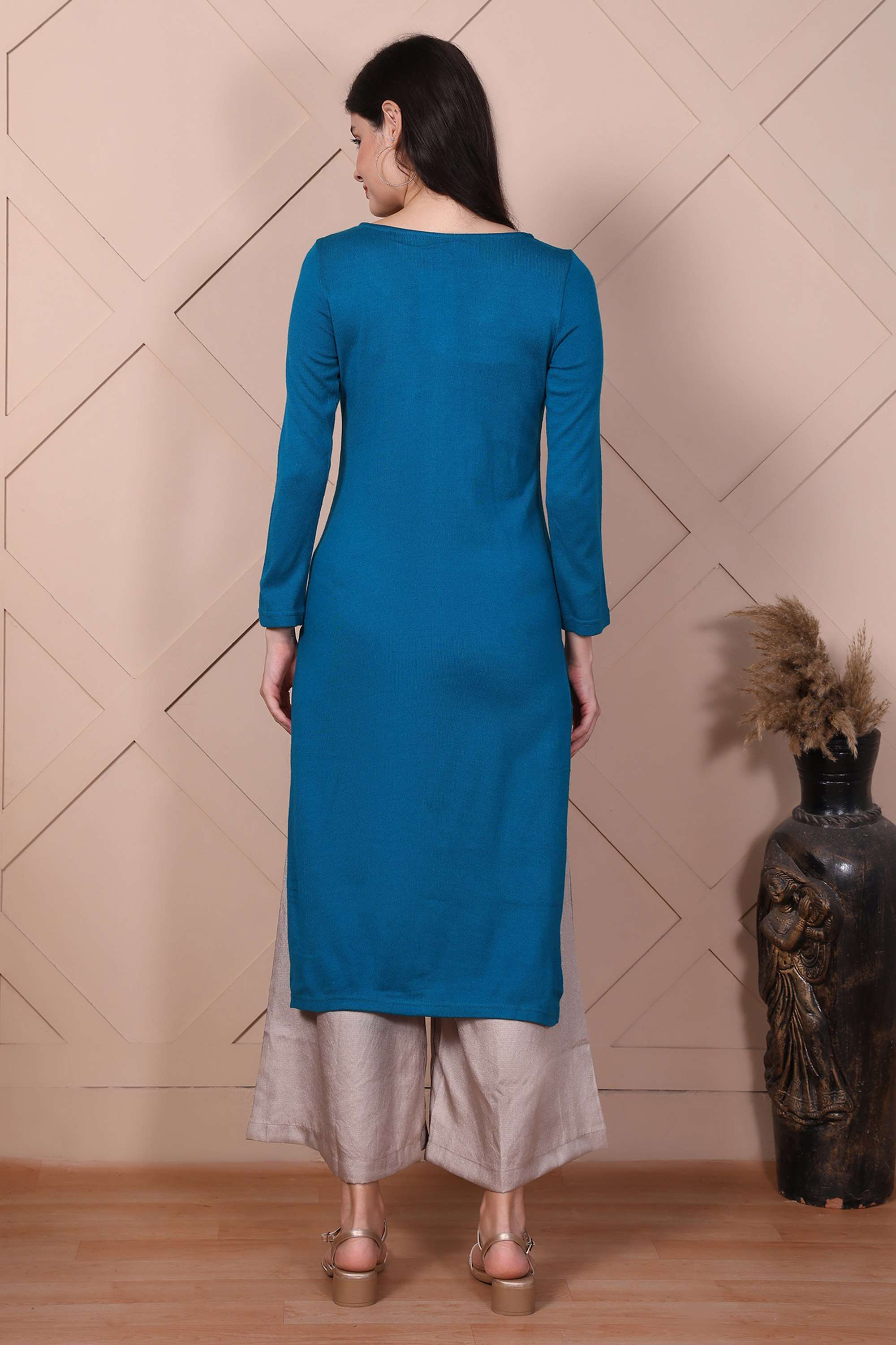 Embroidered-Acrylic-V-Neck-Women-s-Festive-Wear-Kurta