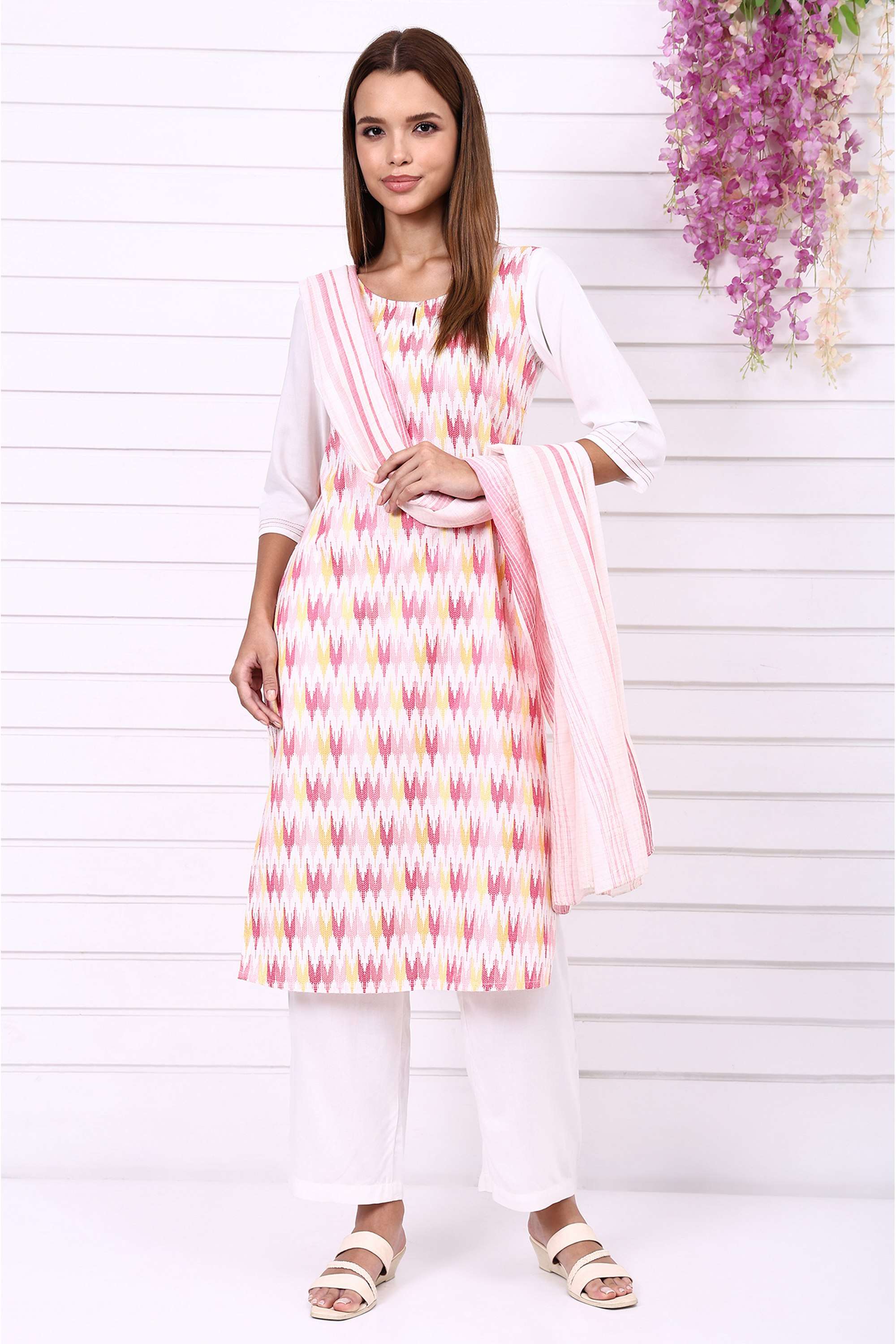 Geometric-Print-Round-Neck-Cotton-Blend-Women-Kurta-with-Pant-and-Dupatta