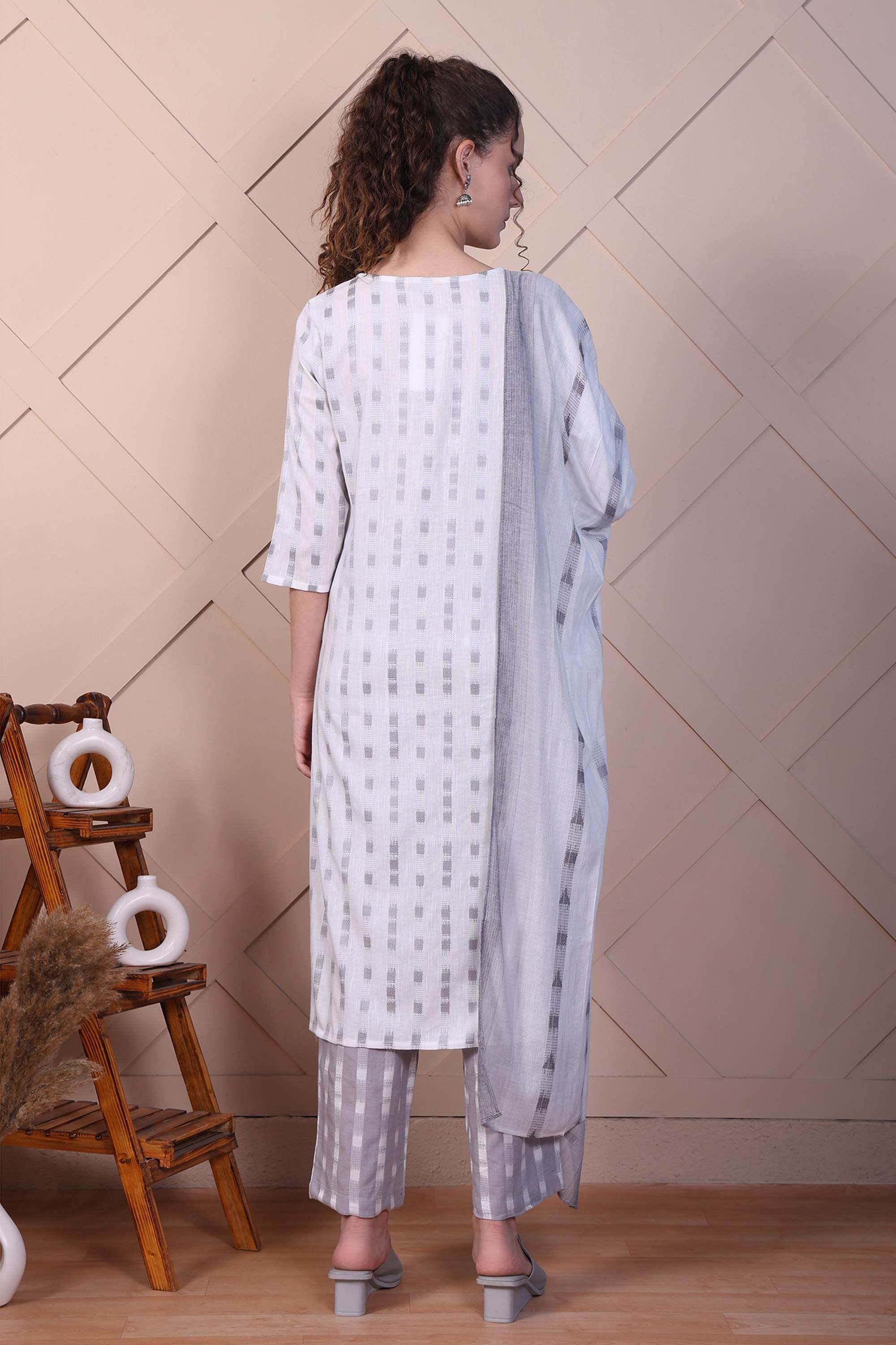 Geometric-Print-Sweetheart-Neck-Viscose-Women-Kurta-with-Pant