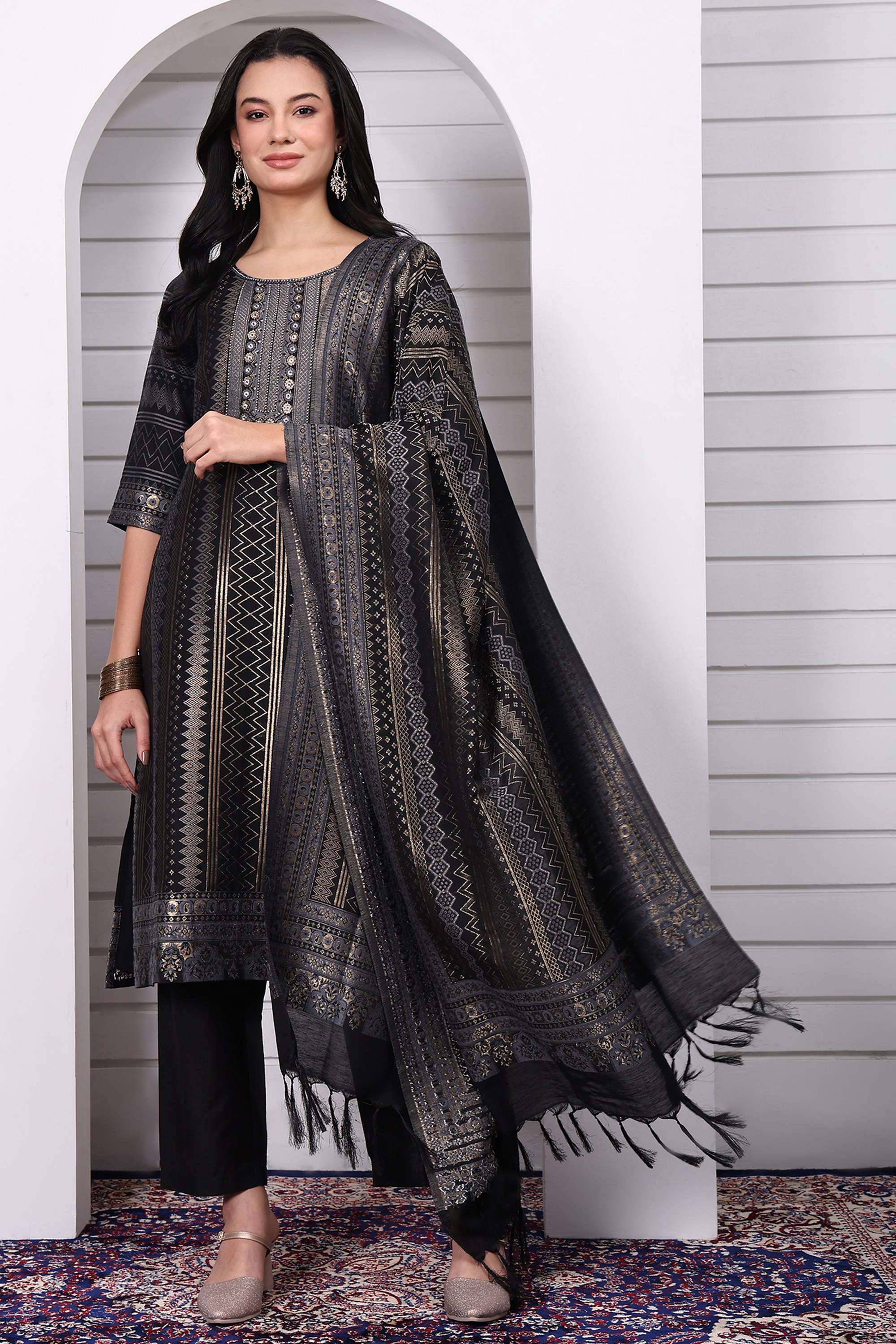 Geometric-Print-Blended-Fabric-Round-Neck-Women-s-Fusion-Wear-Kurta-Set