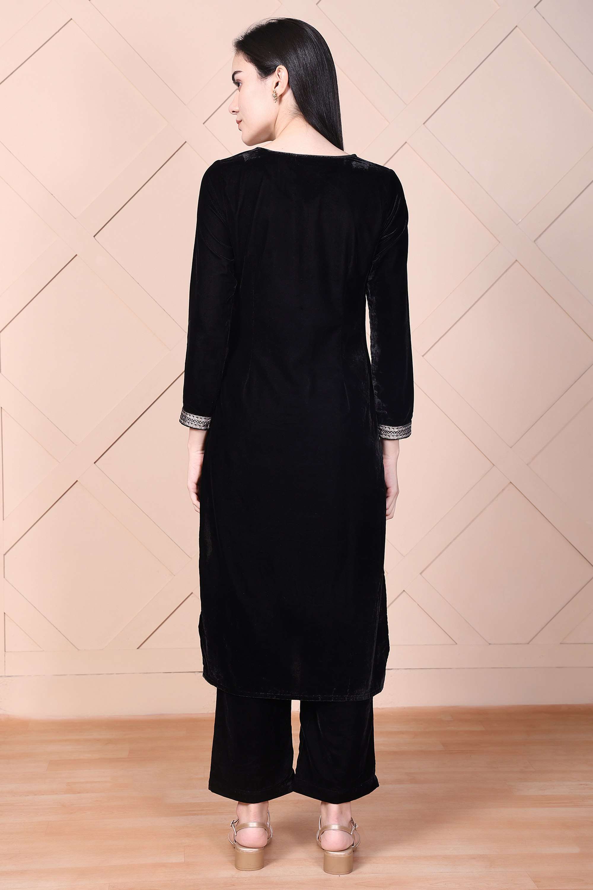 Embroidered-Blended-Fabric-V-Neck-Women-s-Festive-Wear-Kurta-Set