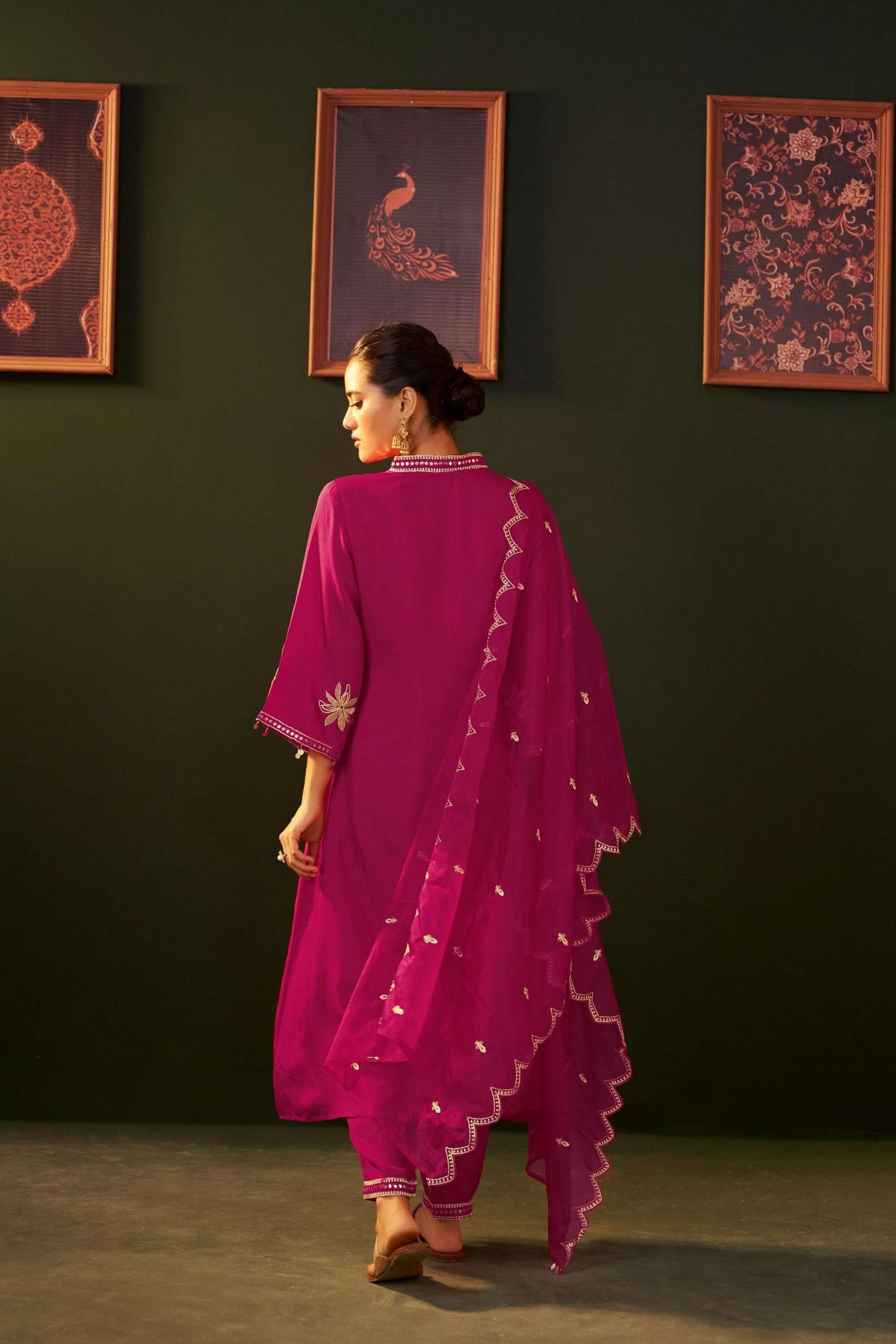 Printed-Muslin-V-Neck-Women-s-Kurta-Set