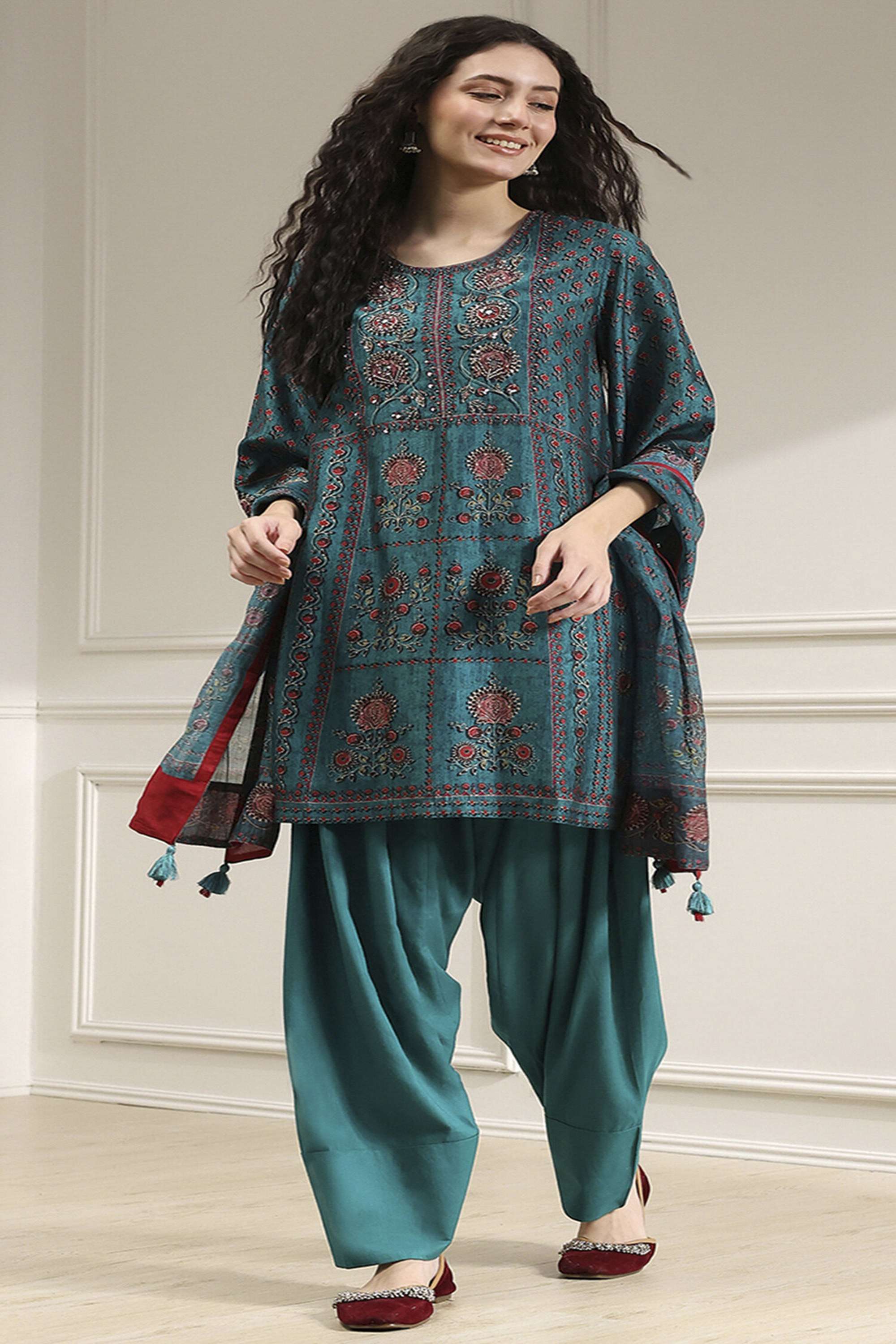 Printed-Viscose-Round-Neck-Women-s-Festive-Wear-Kurta-Set