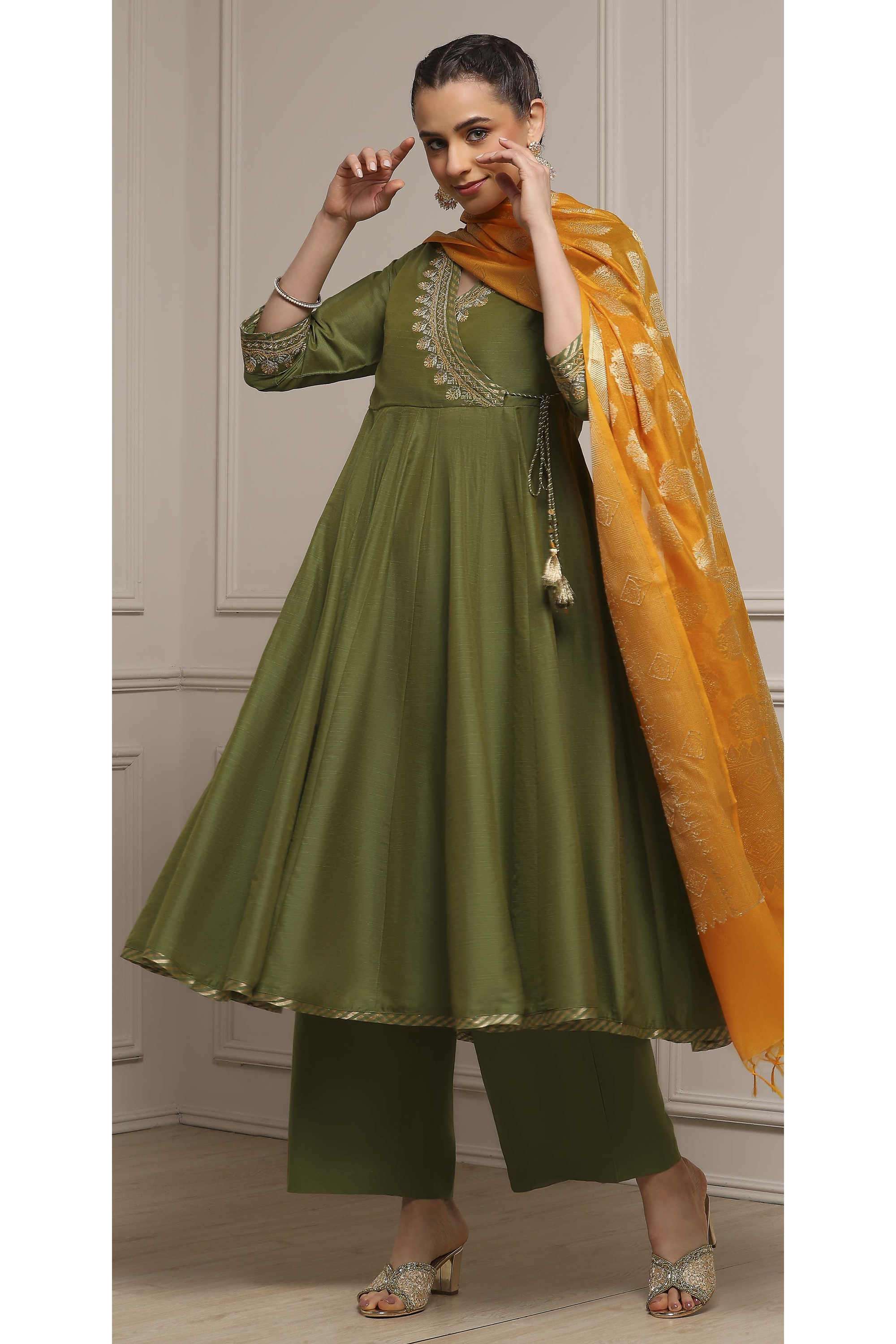 Floral-Plunging-Neck-Polyester-Women-Kurta-Set