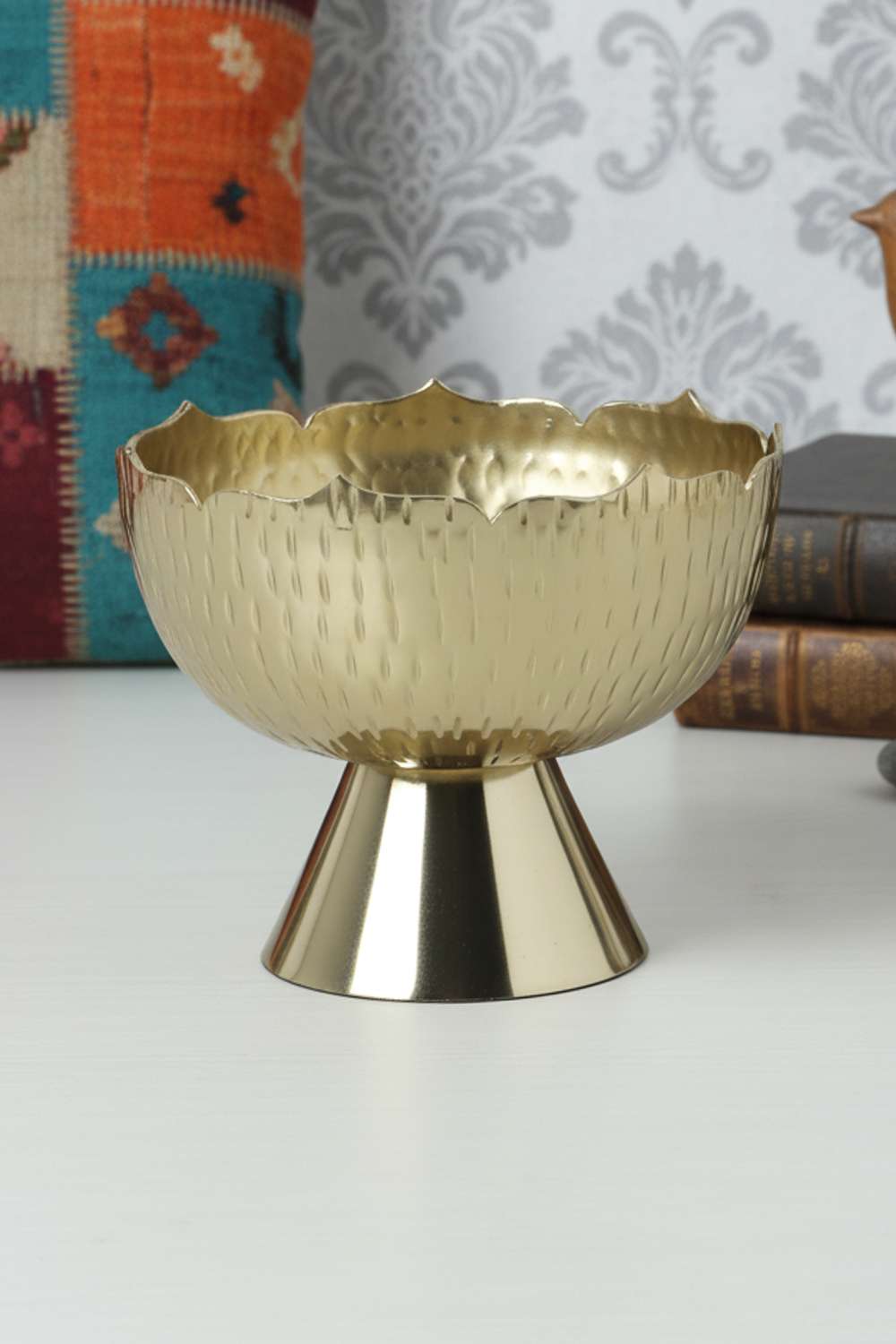 Amora-Metal-Lotus-Platter-Stand-Gld-20-cm