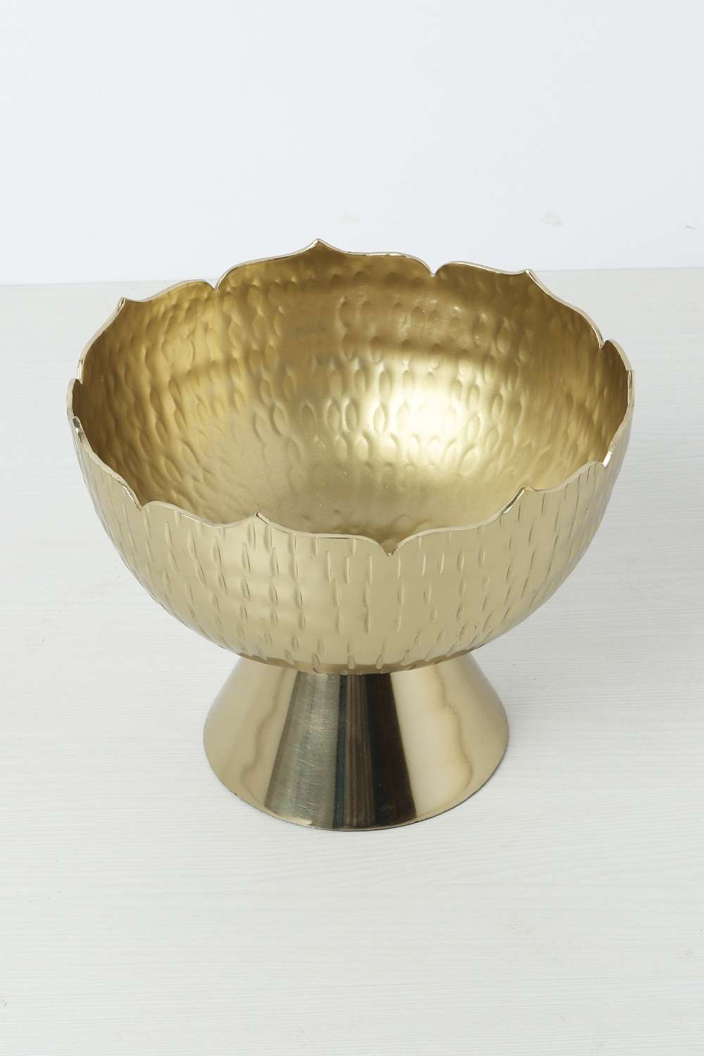Amora-Metal-Lotus-Platter-Stand-Gld-20-cm
