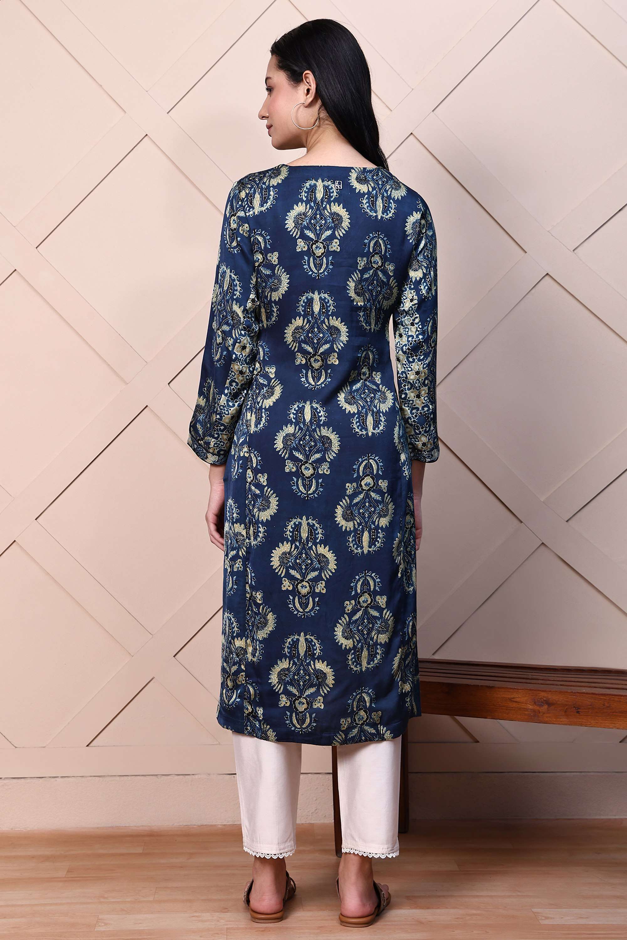 Printed-Satin-V-Neck-Women-s-Ethnic-Kurta