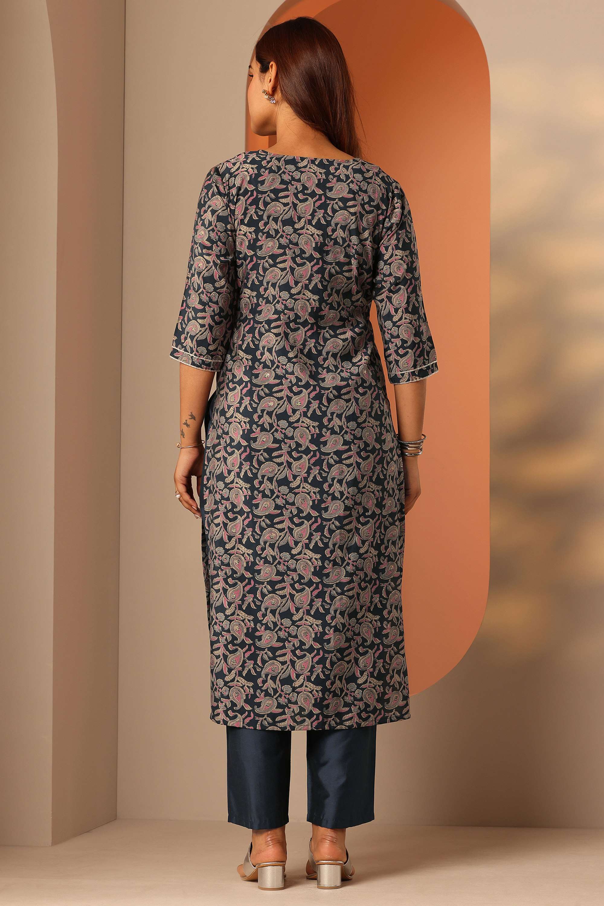 Floral-Blended-Fabric-V-Neck-Women-s-Festive-Wear-Kurta-Set