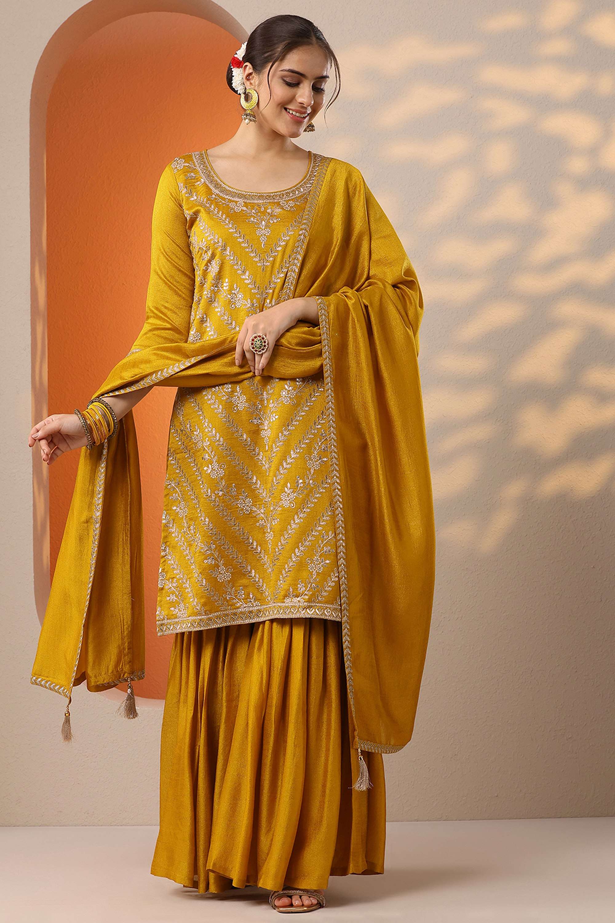 Floral-Blended-Fabric-Round-Neck-Women-s-Festive-Wear-Kurta-Set