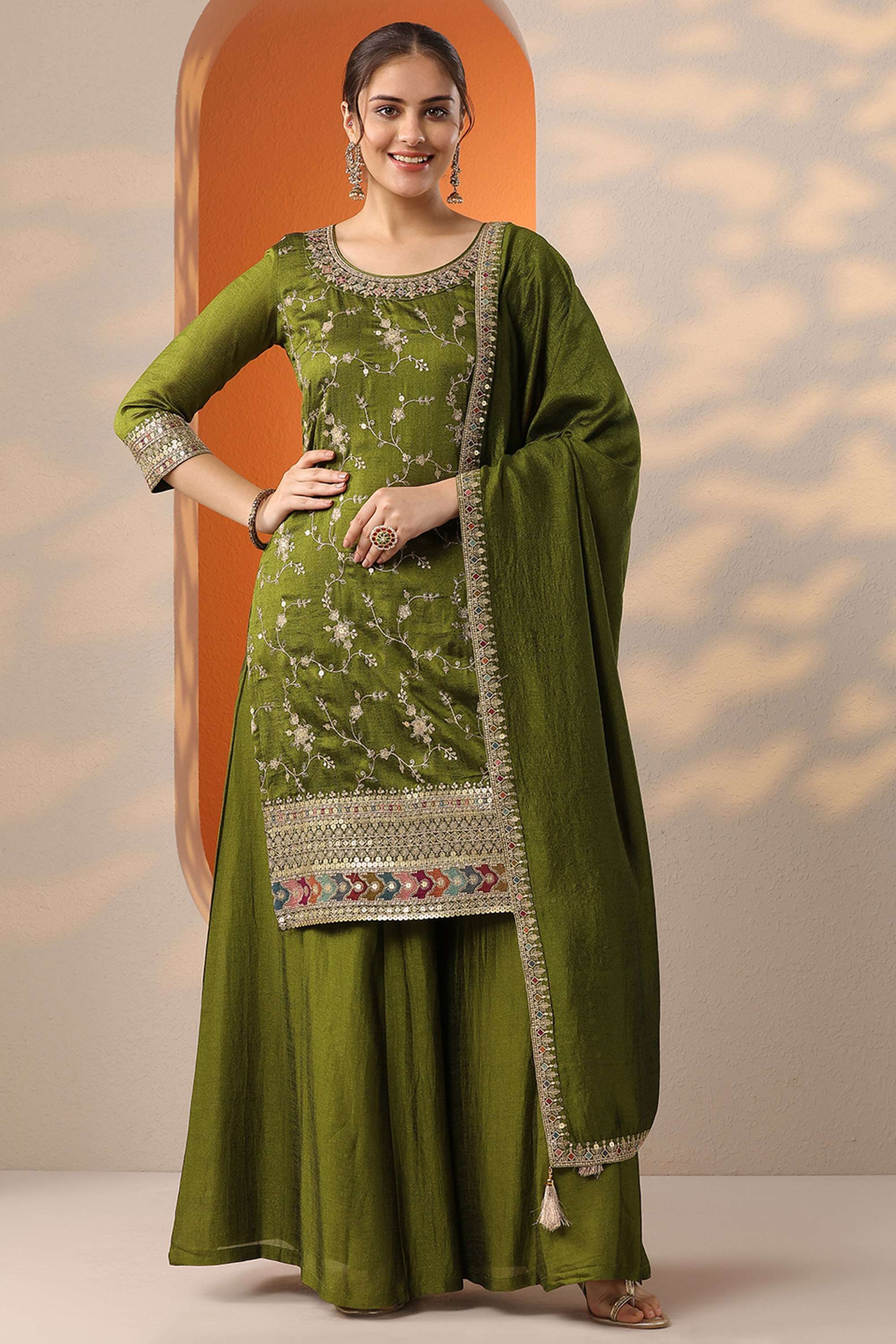 Floral-Blended-Fabric-Round-Neck-Women-s-Festive-Wear-Kurta-Set