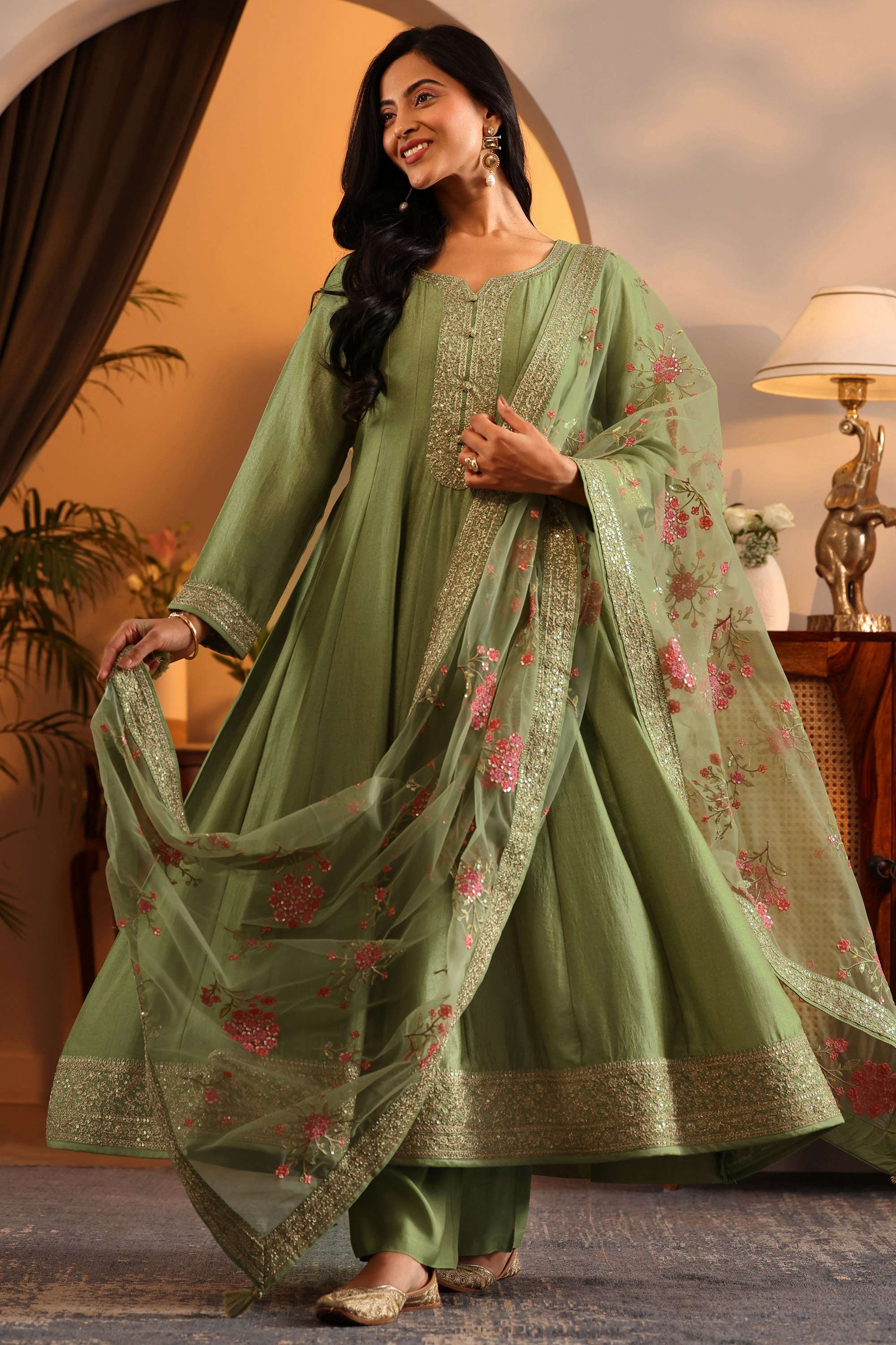 Floral-Blended-Fabric-Round-Neck-Women-s-Festive-Wear-Kurta-Set