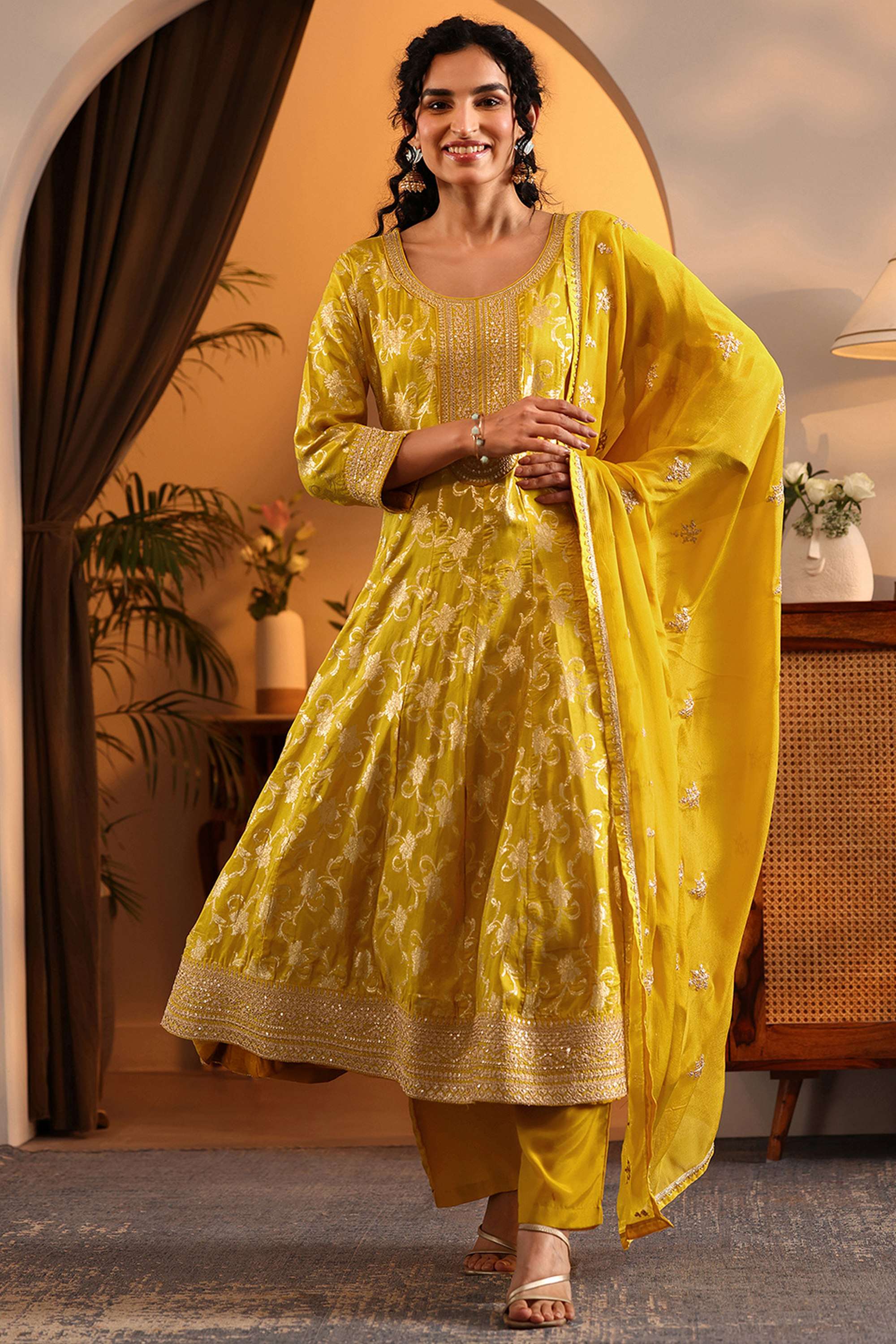 Floral-Blended-Fabric-Round-Neck-Women-s-Festive-Wear-Kurta-Set