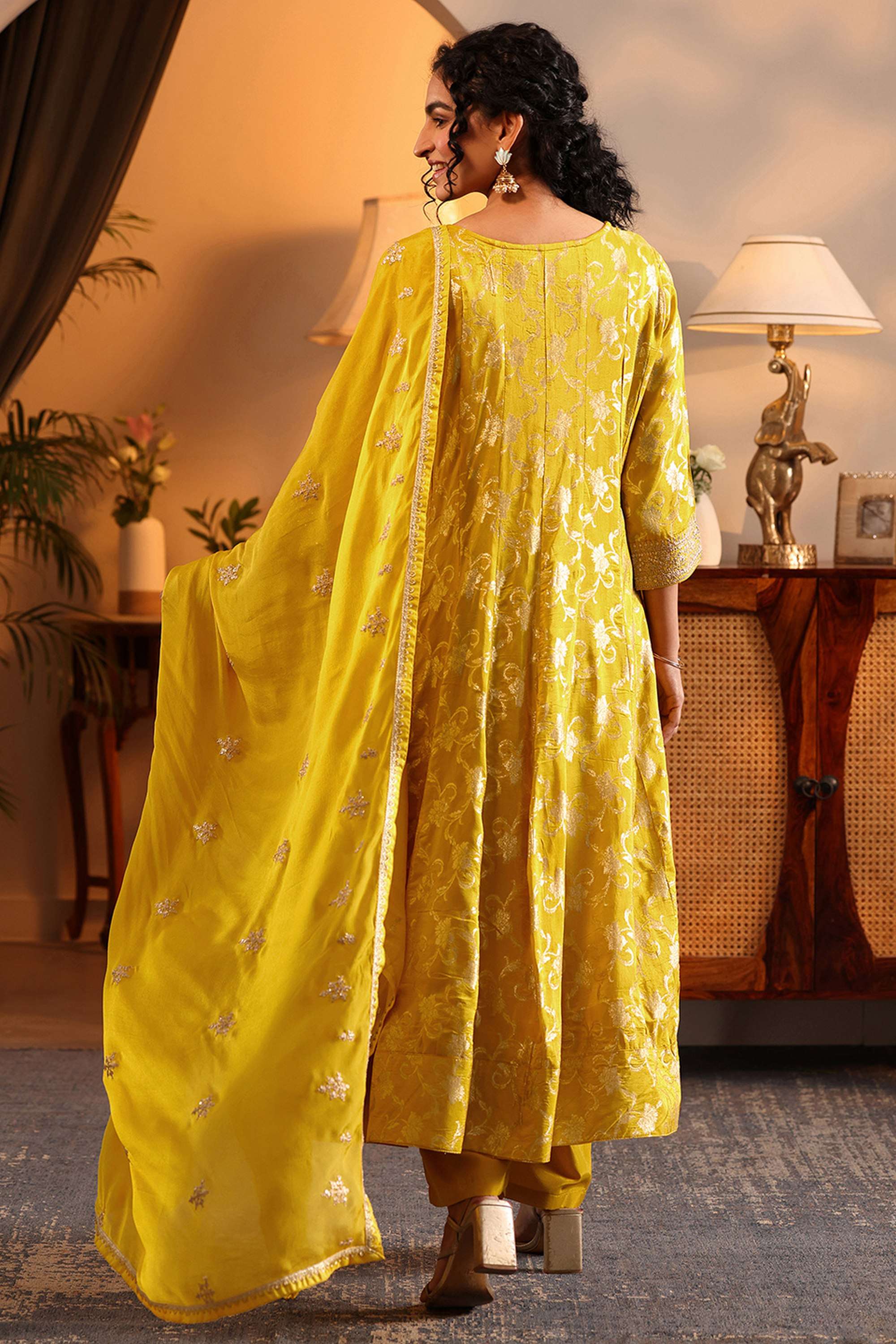 Floral-Blended-Fabric-Round-Neck-Women-s-Festive-Wear-Kurta-Set