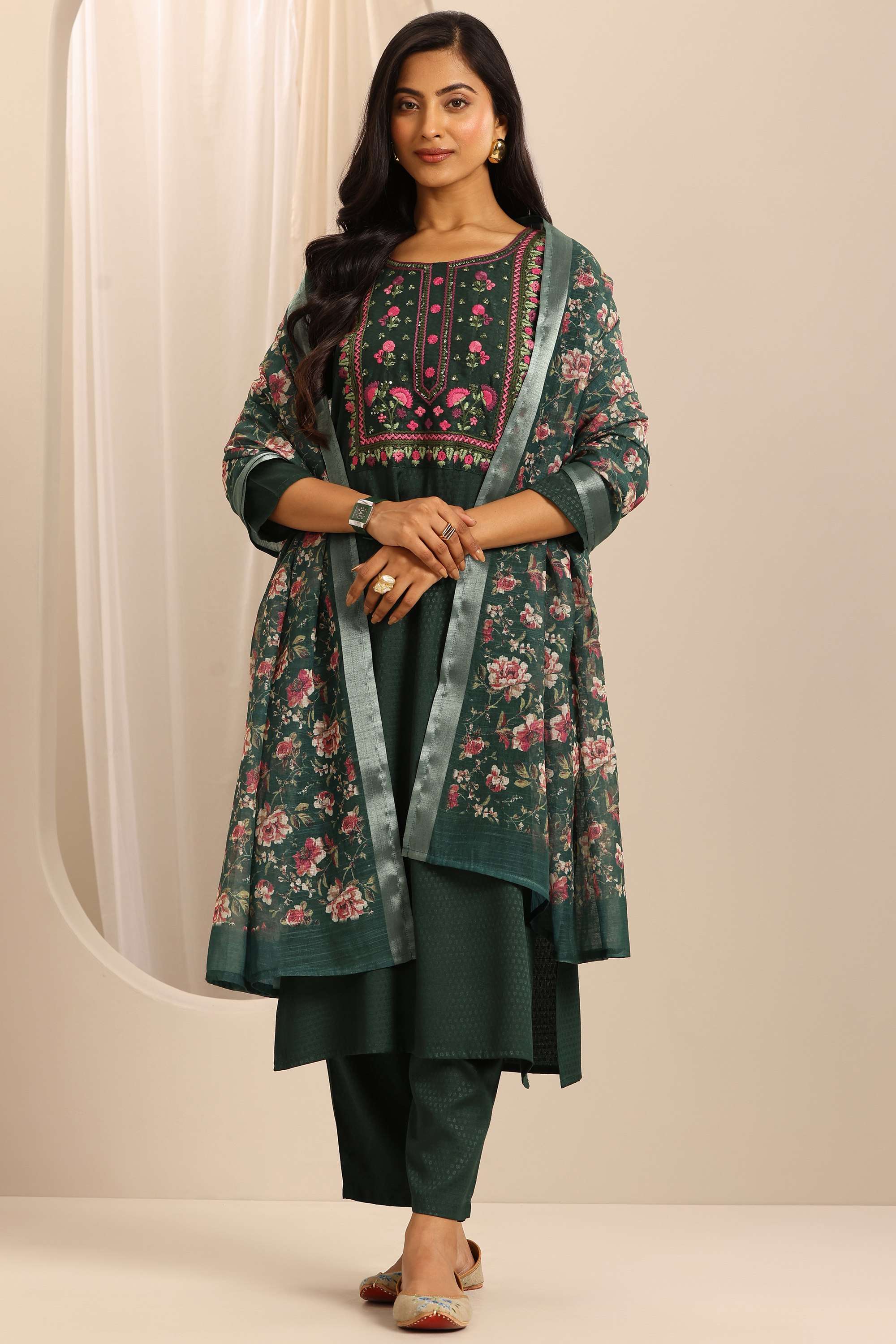 Floral-Cotton-Blend-Round-Neck-Women-s-Festive-Wear-Kurta-Set