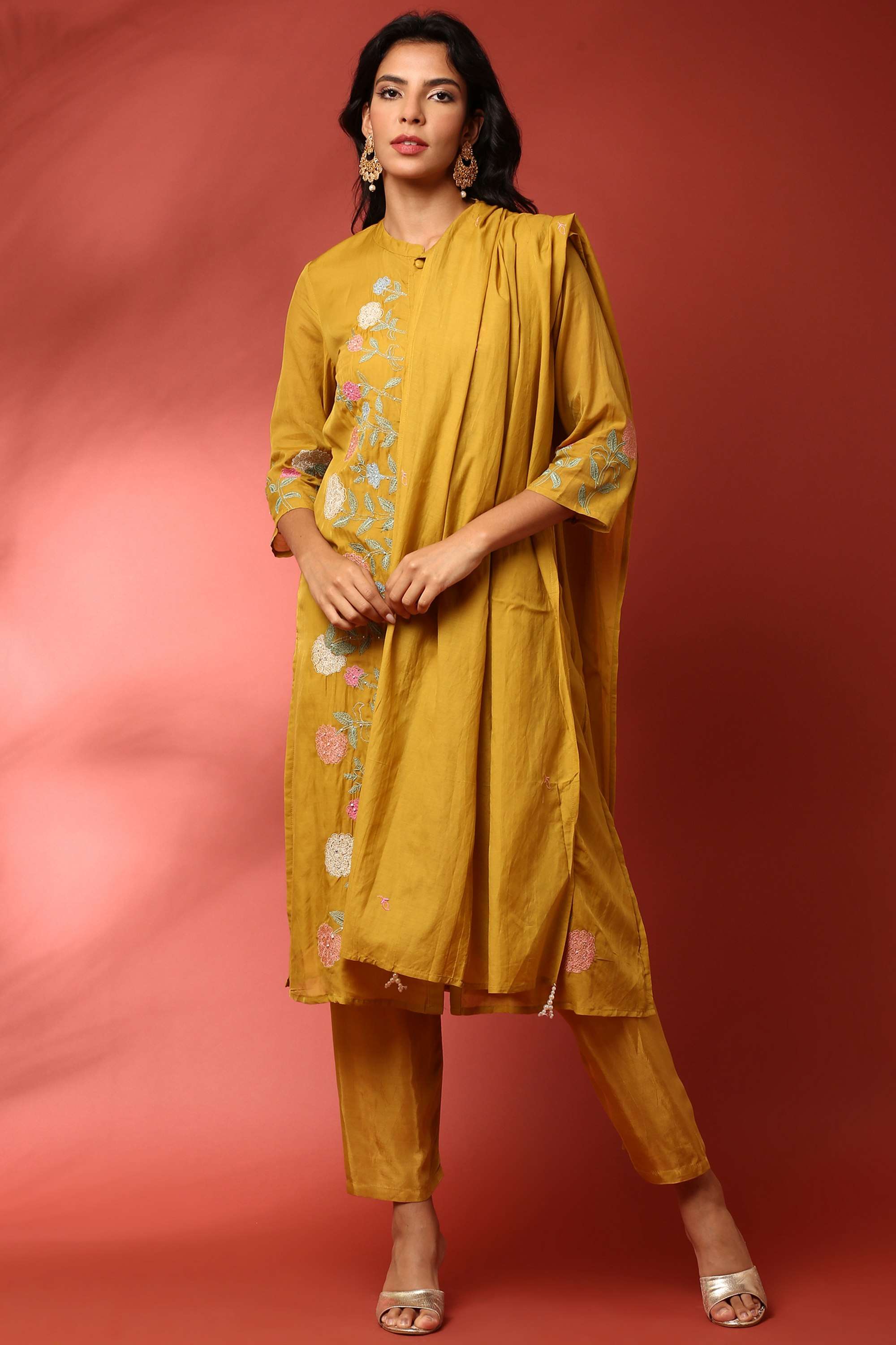 Embellished-Muslin-V-Neck-Women-s-Casual-Wear-Kurta-Set