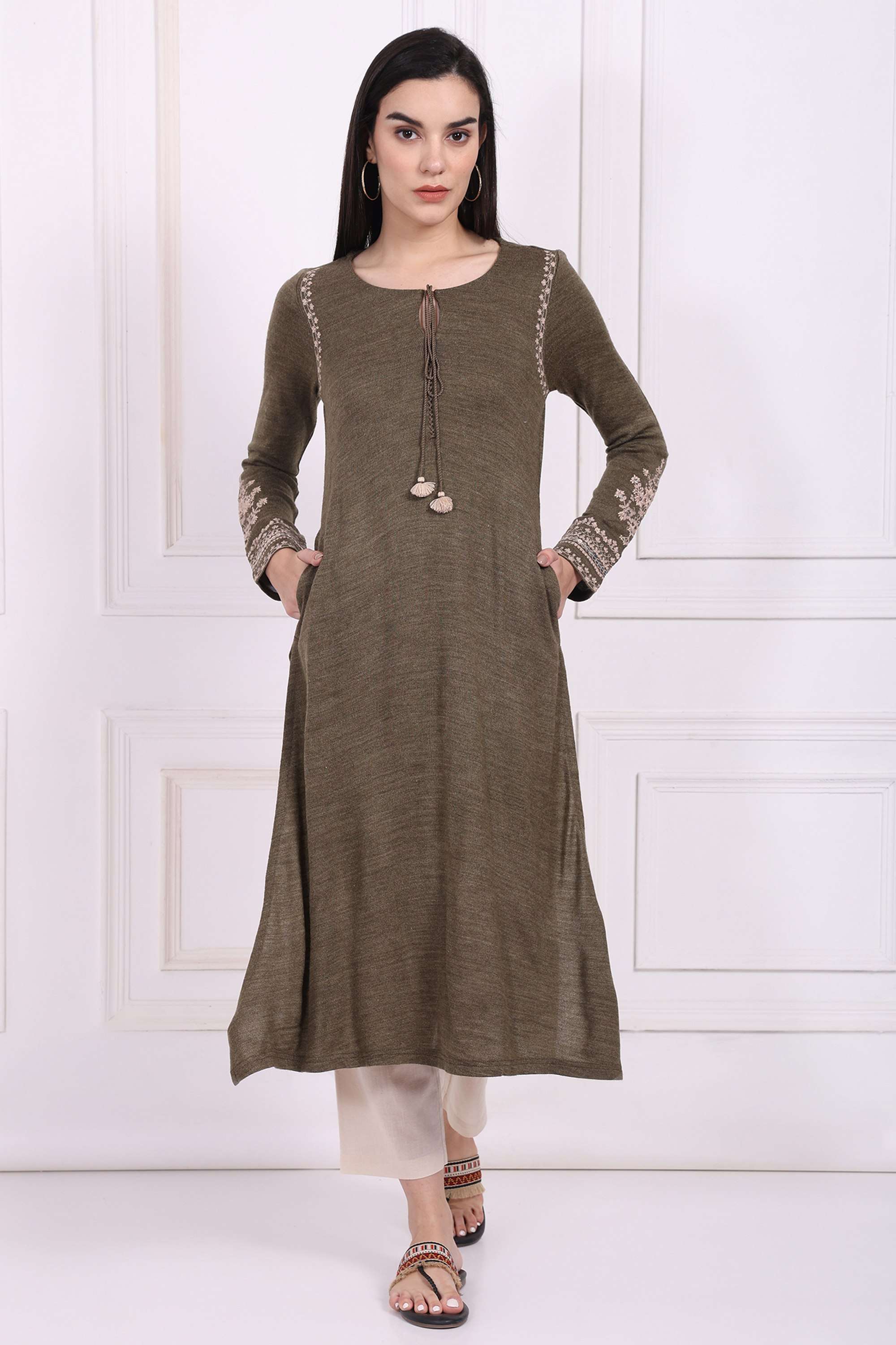 Solid-Acrylic-Round-Neck-Women-s-Festive-Wear-Kurta
