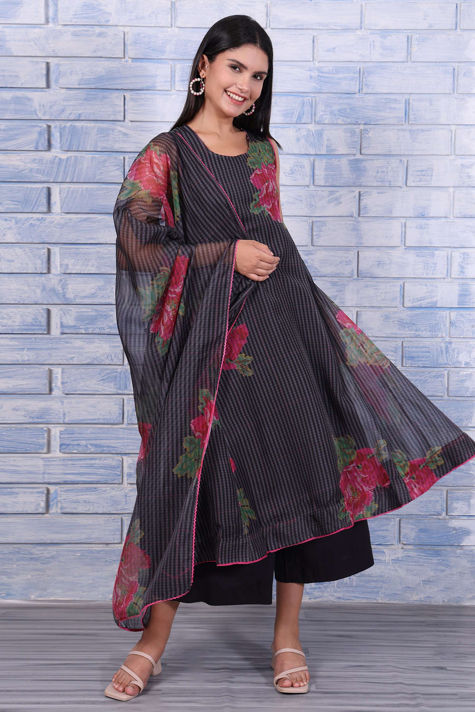 Floral-Organza-Round-Neck-Women-s-Fusion-Wear-Kurta-set