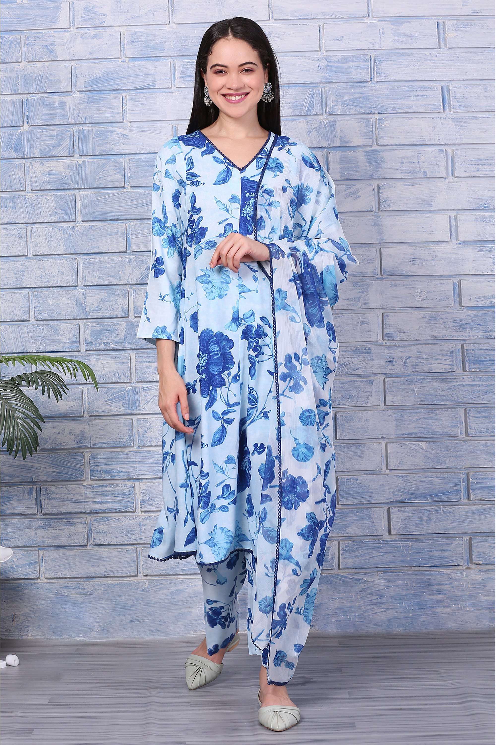 Floral-Blended-Fabric-V-Neck-Women-s-Fusion-Wear-Kurta-Set