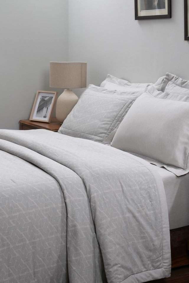 Inner-City-Soft-Grey-Double-Quilt