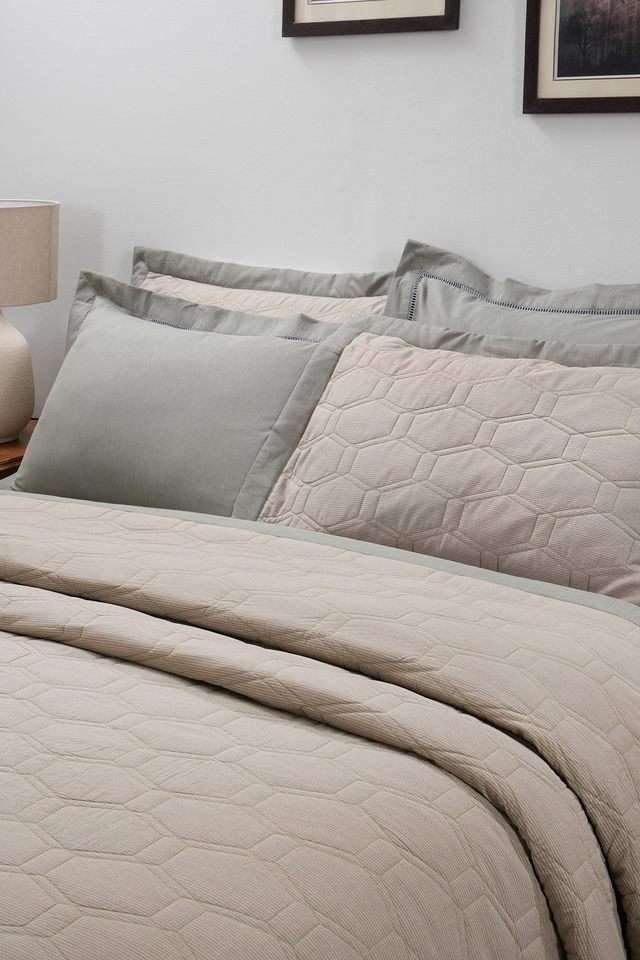 Pin-Stripe-Chameleon-Green-Double-Quilt