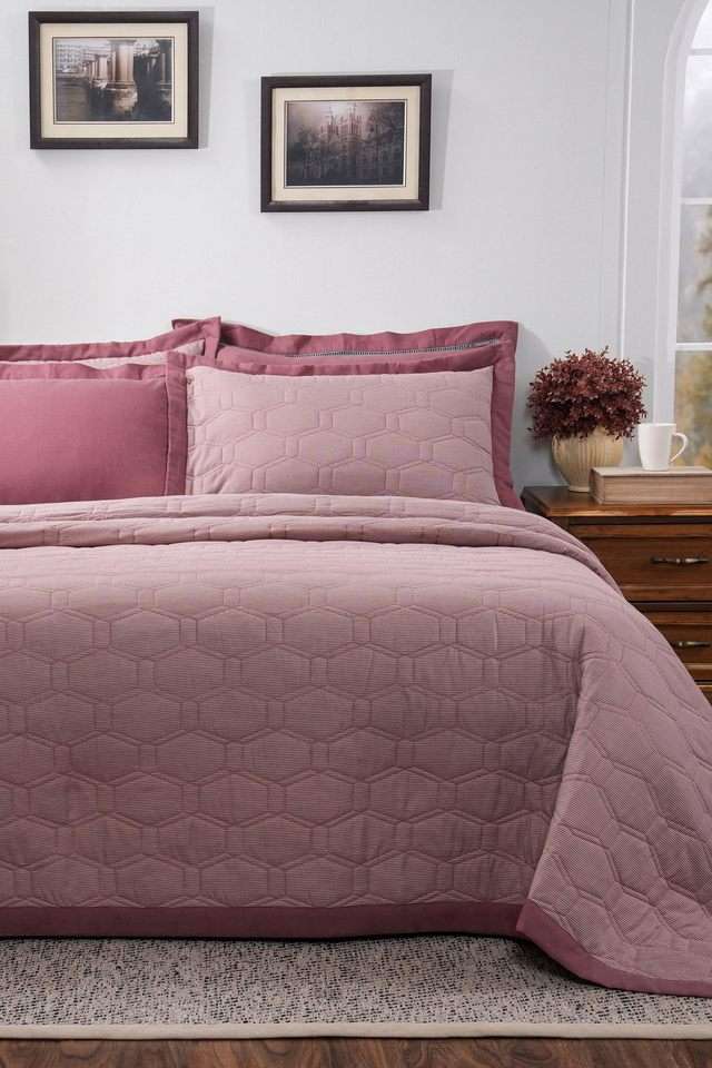 Pin-Stripe-Red-Double-Quilt