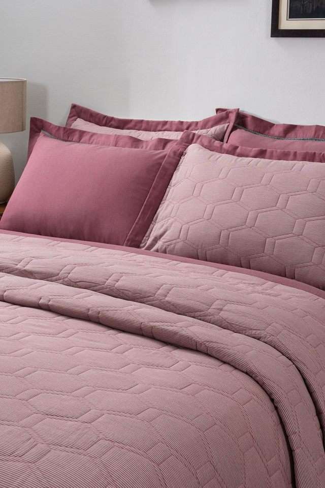 Pin-Stripe-Red-Double-Quilt