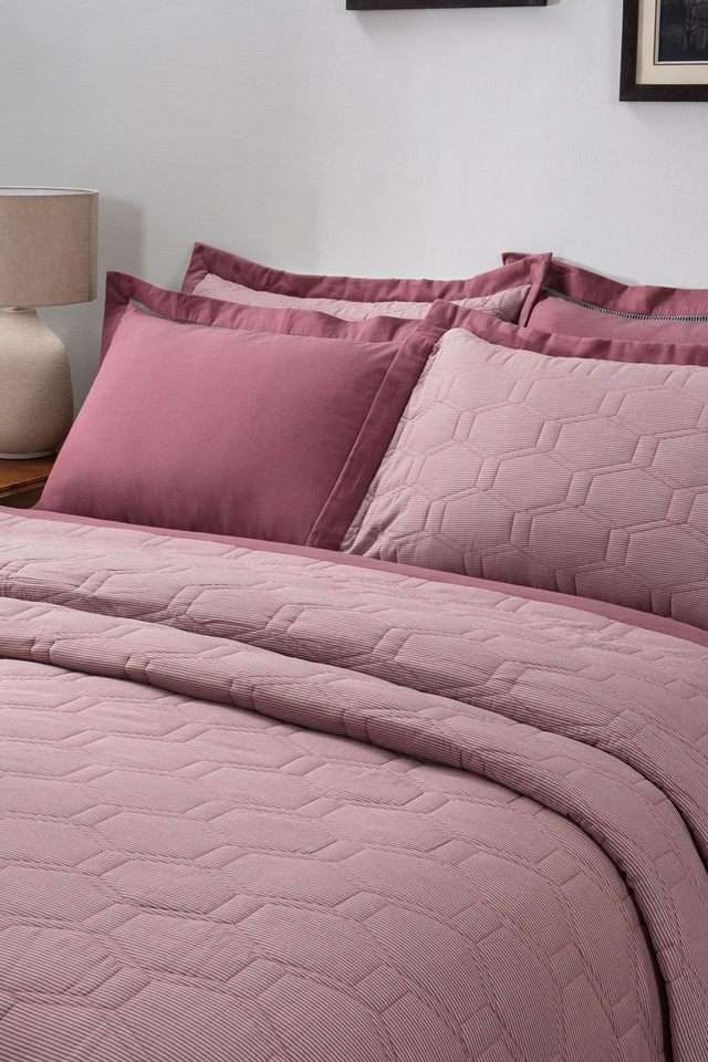 Pin-Stripe-Red-Single-Quilt