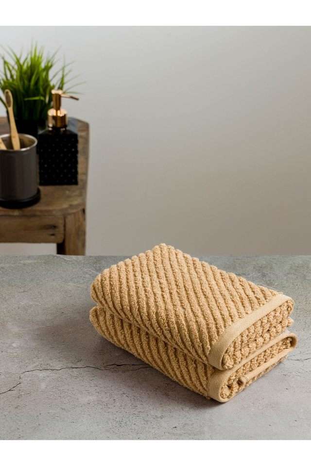 Fluffy-Zero-Twist-100--Cotton-Towel--2-Hand-1-Reed-Diffuser-1-Jar-Candle-(cross-view)