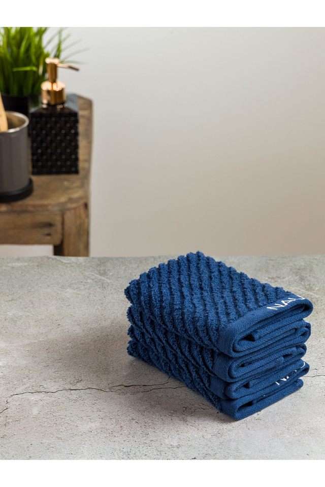 Fluffy-Zero-Twist-100--Cotton-Towel--4-Face-1-Reed-Diffuser-(cross-view)