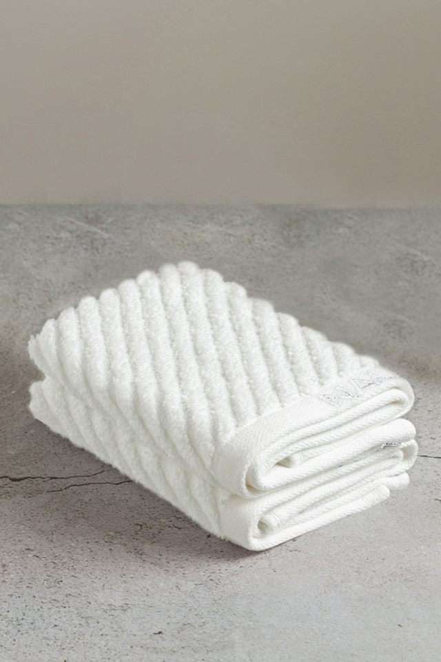Fluffy-Zero-Twist-100--Cotton-Towel--2-Hand-4-Face-1-Reed-Diffuser-(cross-view)