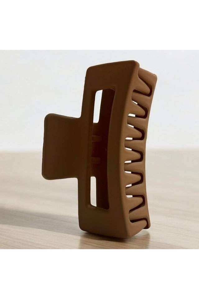 Stylish-Tan-Hair-Claw-Clip-for-Women---Secure-Hold-with-Elegant-Design
