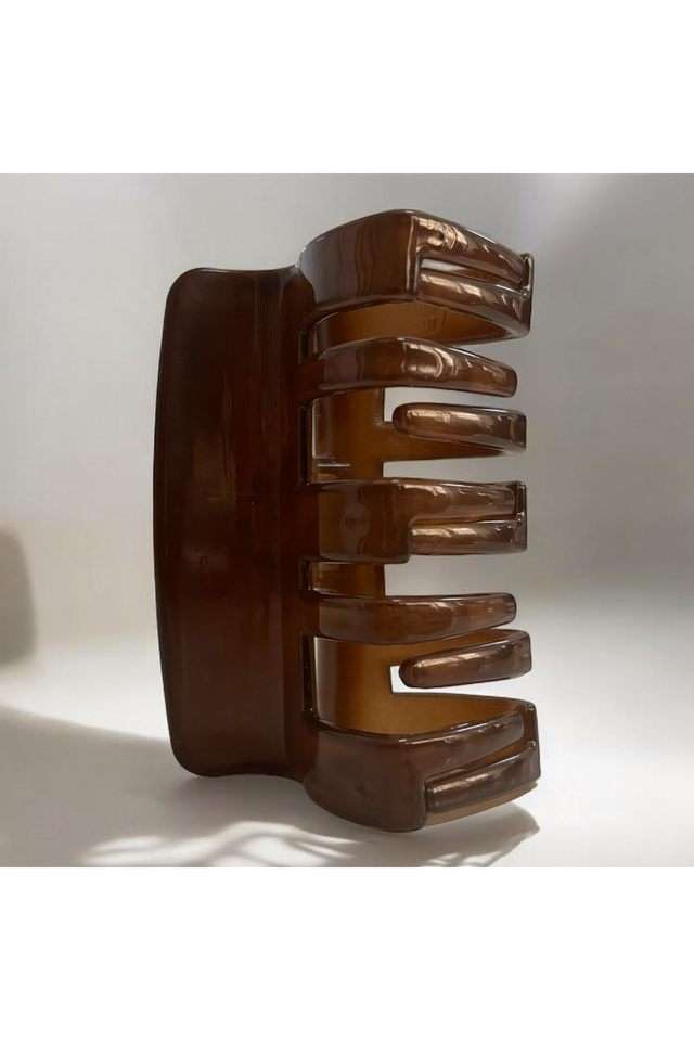 Stylish-Brown-Hair-Claw-Clip-for-Women---Secure-Hold-with-Elegant-Design