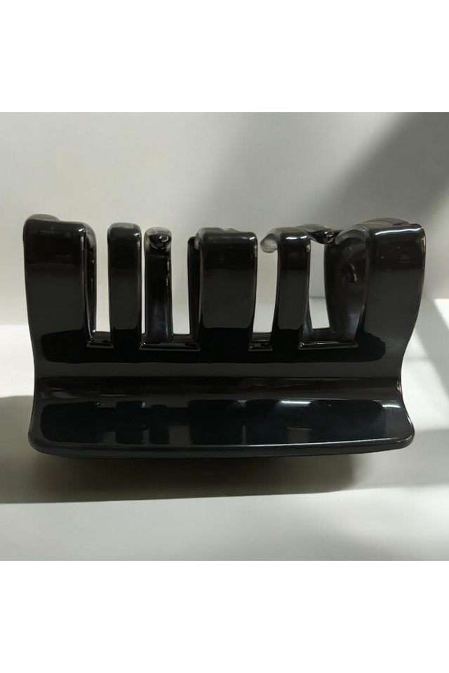 Stylish-Black-Hair-Claw-Clip-for-Women---Secure-Hold-with-Elegant-Design