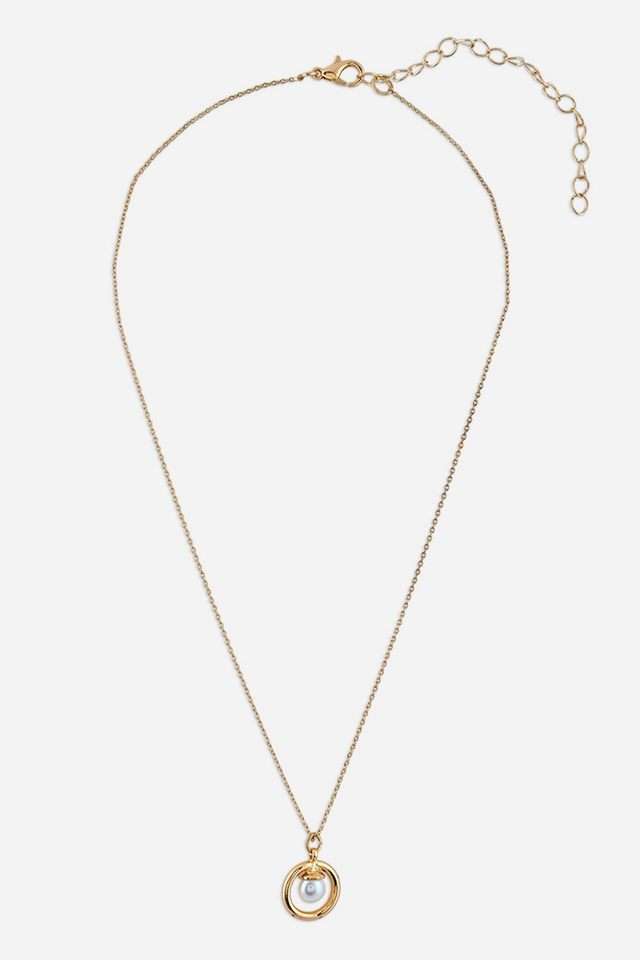 Gold-Plated-Circular-Pendant-With-Pearl-Necklace