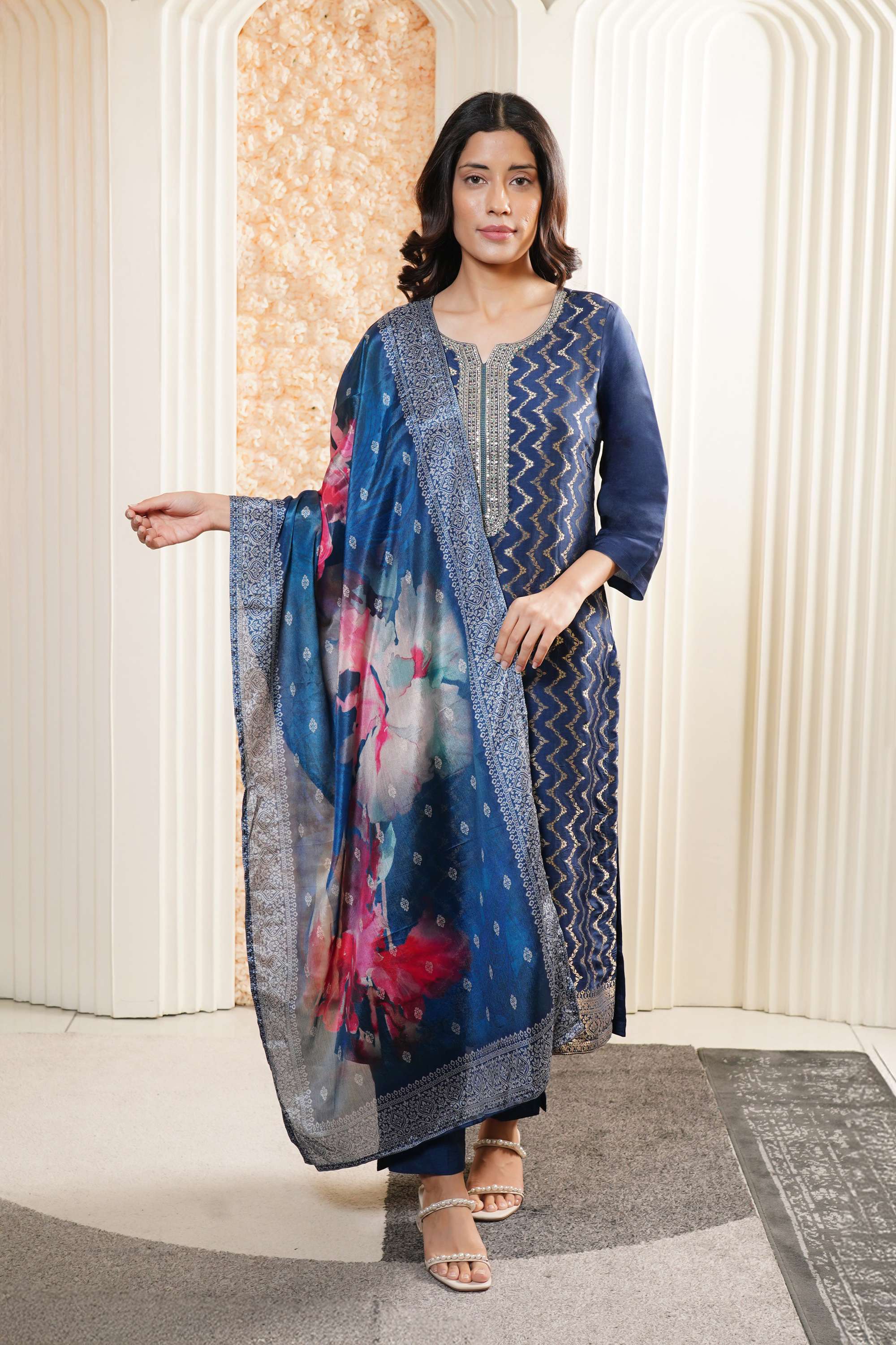 Embroidered-Viscose-V-Neck-Women-Everyday-Kurta-Set