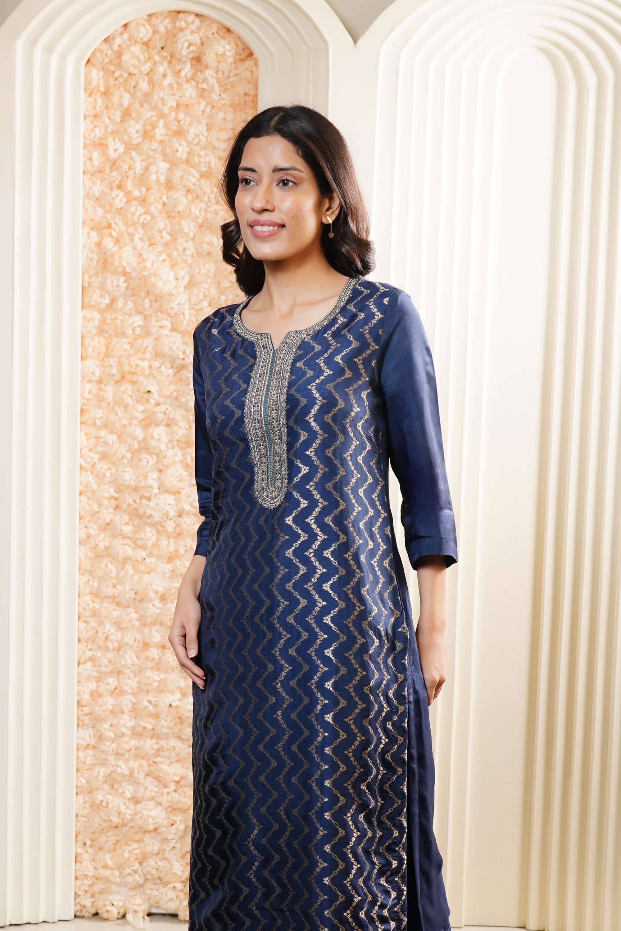 Embroidered-Viscose-V-Neck-Women-Everyday-Kurta-Set