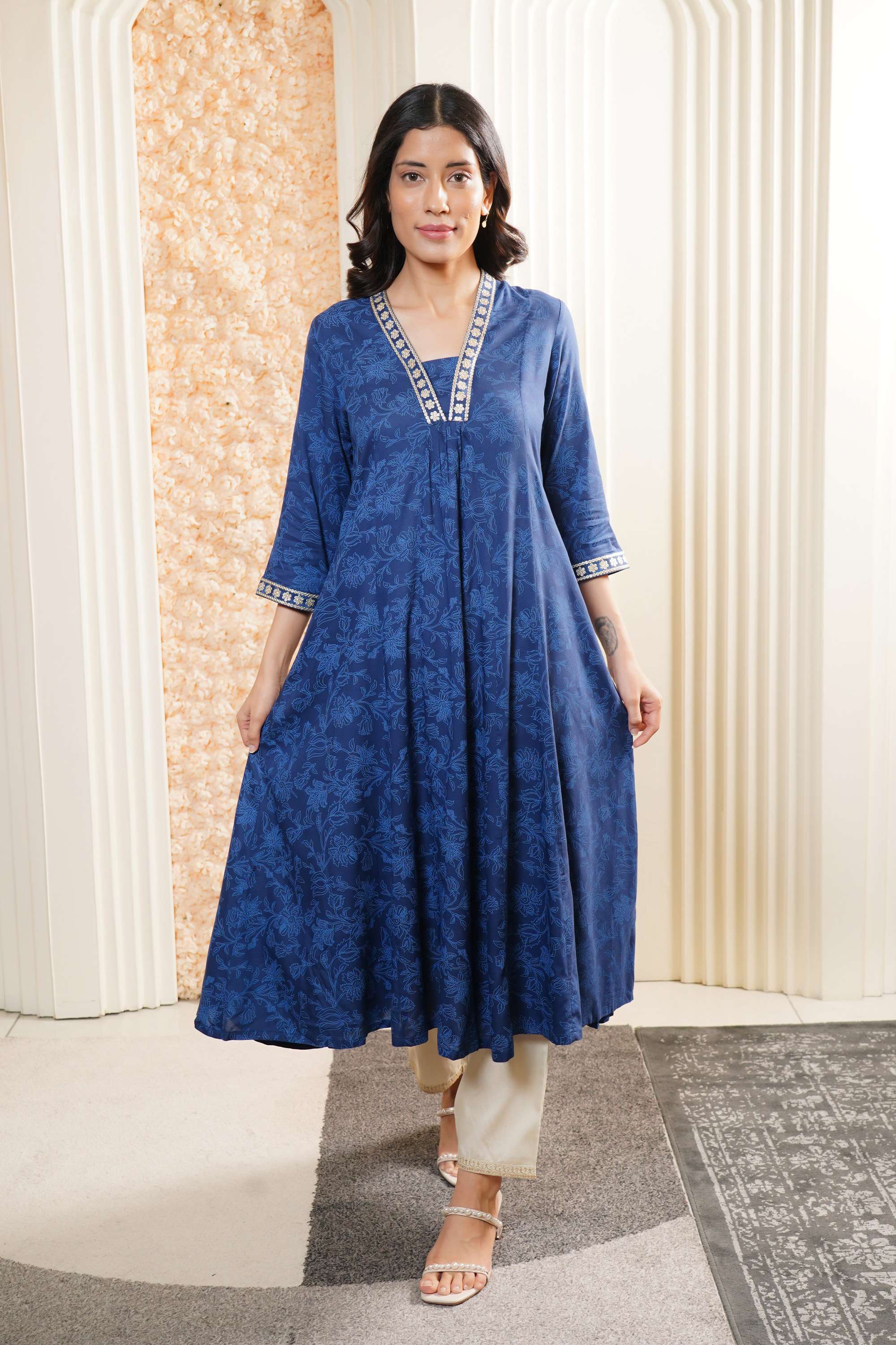 Embroidered-Viscose-V-Neck-Women-Everyday-Kurta