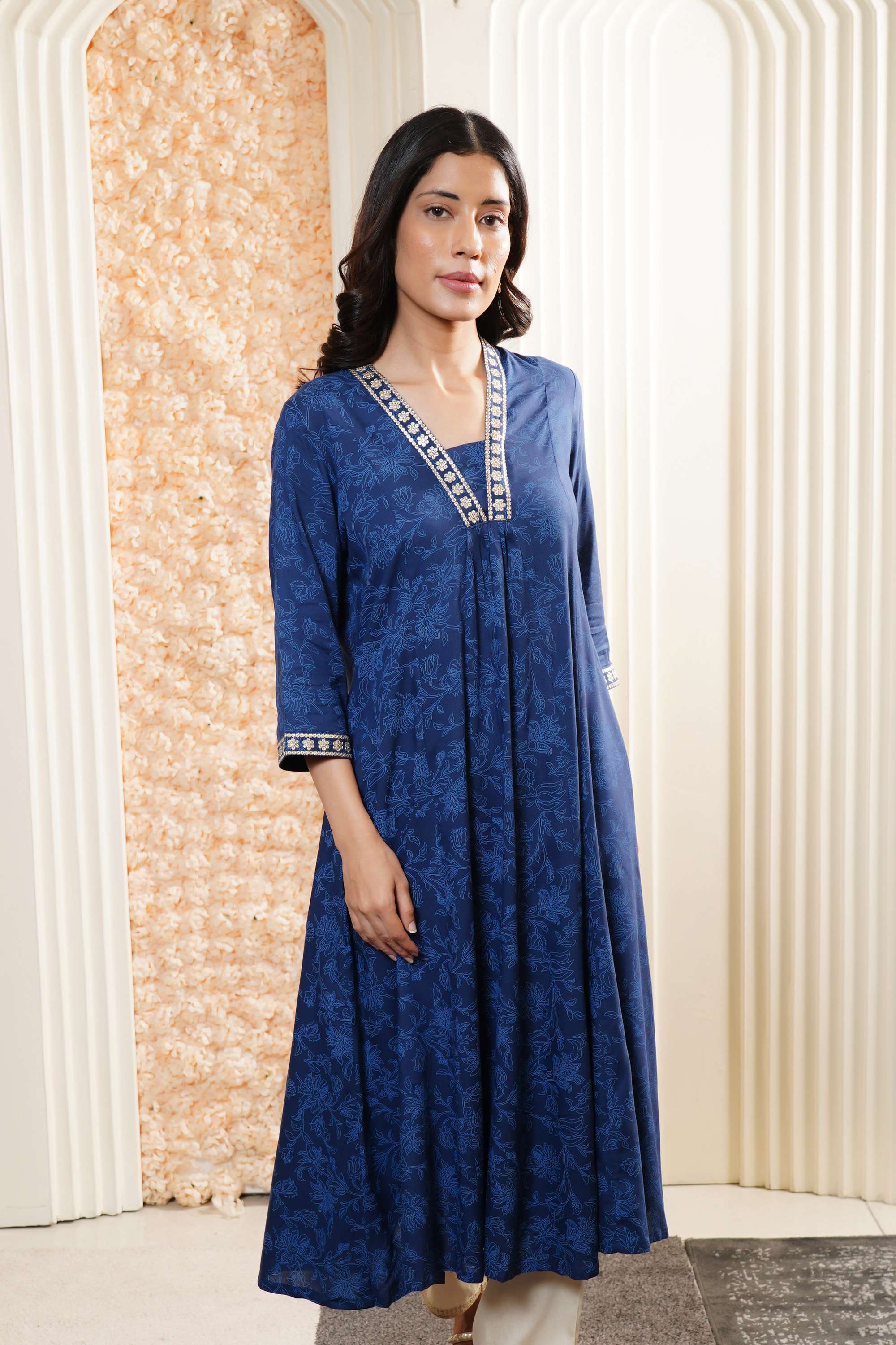 Embroidered-Viscose-V-Neck-Women-Everyday-Kurta