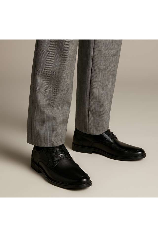 Clarks Plain Black Leather Shoes Buy Clarks Black Un Aldric Park