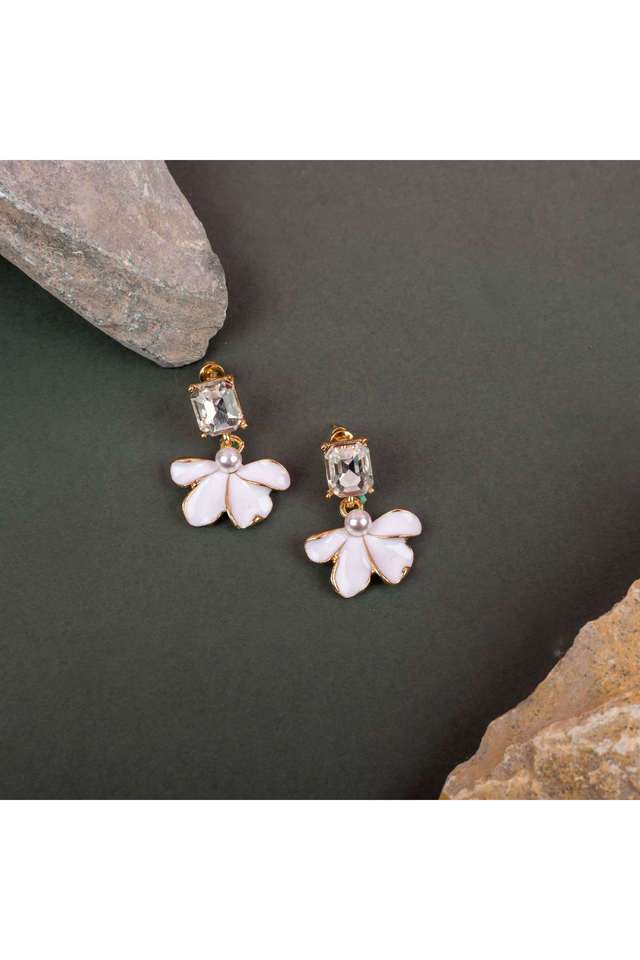Western-Style-Stone-And-Pearl-Studded-Earrings-For-Girls-And-Women-Who-Wish-To-Make-A-Style-Statement