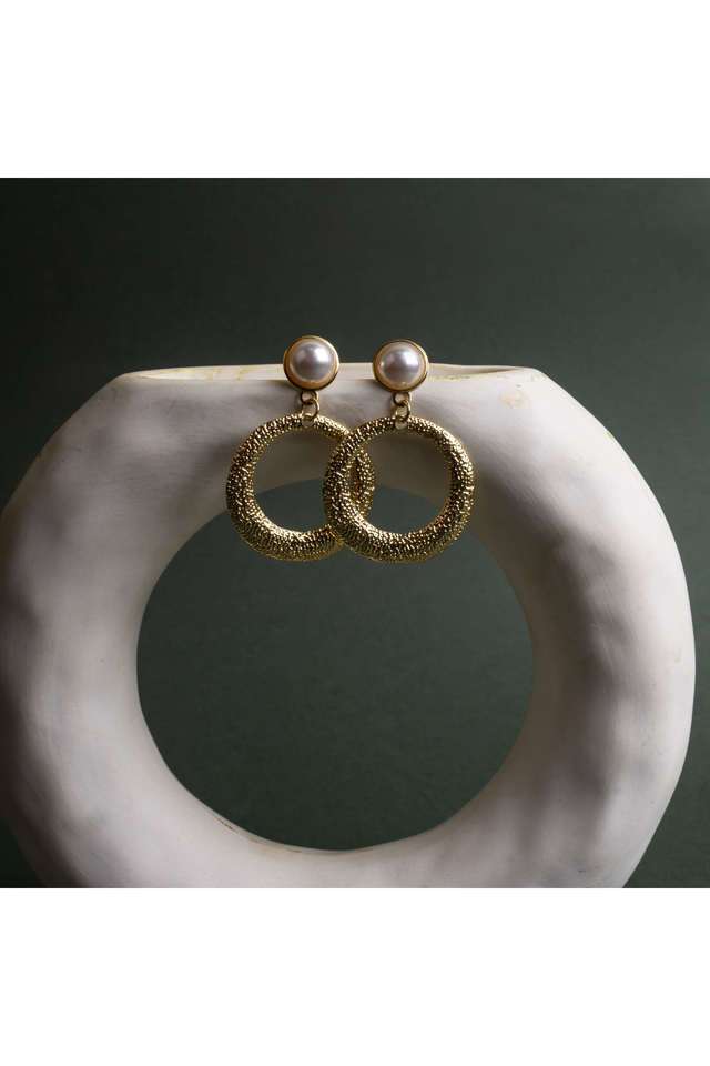 Western-Style-Round-Earrings-With-Pearls-For-Girls-And-Women-Who-Wish-To-Make-A-Style-Statement
