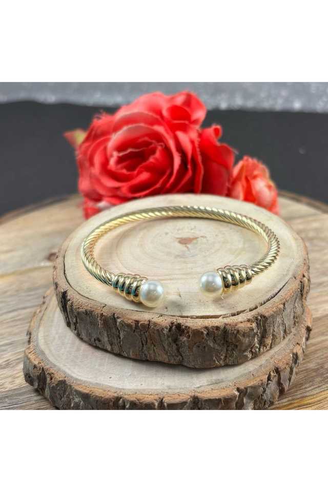 Gold-Plated-Alloy-Bracelet-Minimal-&-Elegant-Wrist-Accessory-for-Women-&-Girls-(4.5-cm)