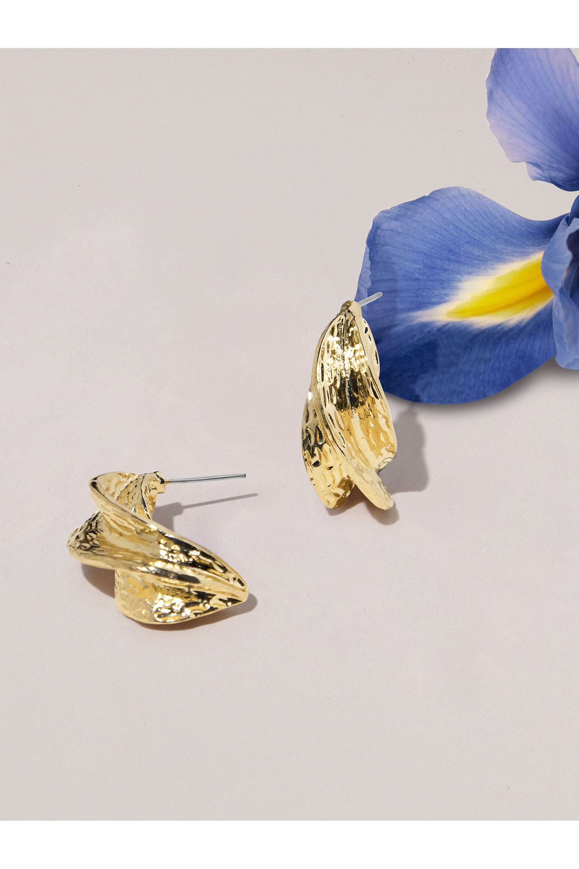 Women-Gold-Twisted-Hoop-Earrings